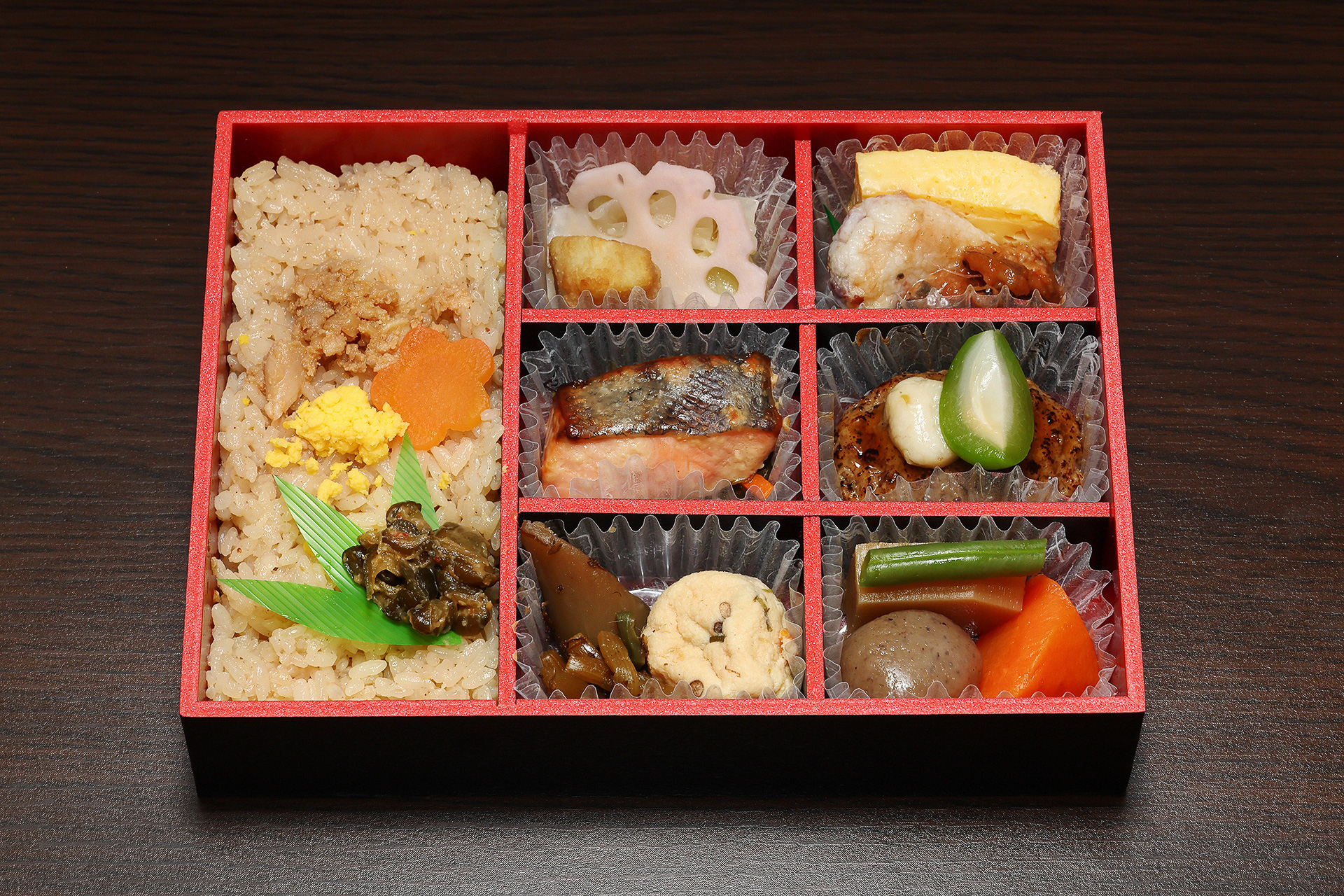 縦長のご飯とパーティションで仕切られた東北6県のおかず