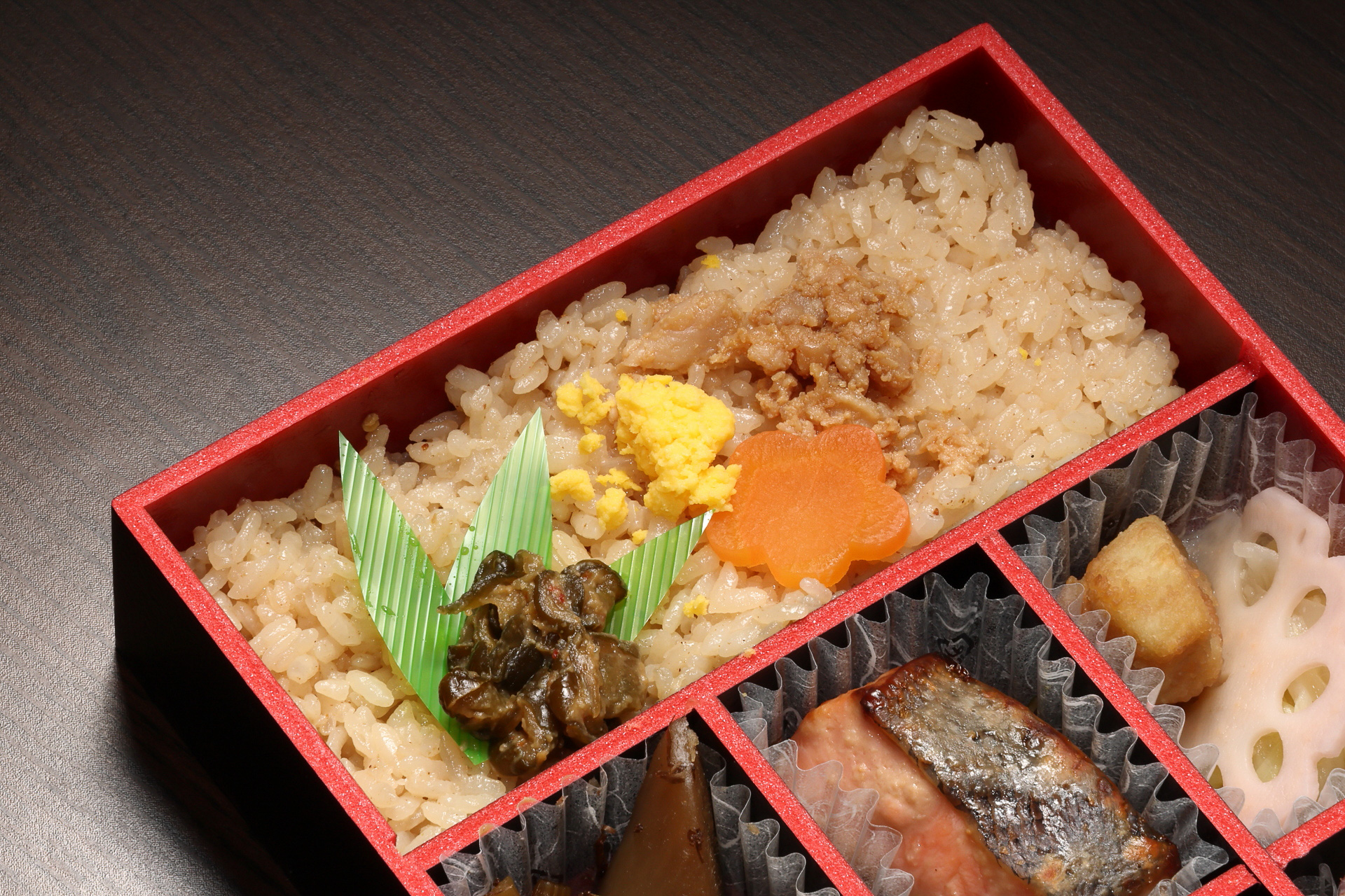 ご飯は宮城県産ひとめぼれを青森県産さめ節入りだしと秋田県産比内地鶏スープで炊いた茶飯です