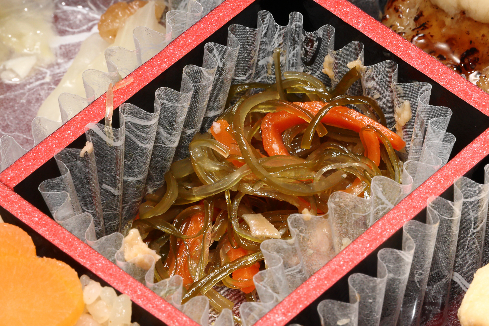 三陸産鮭の味噌漬けの下には北三陸産わかめ炒り煮