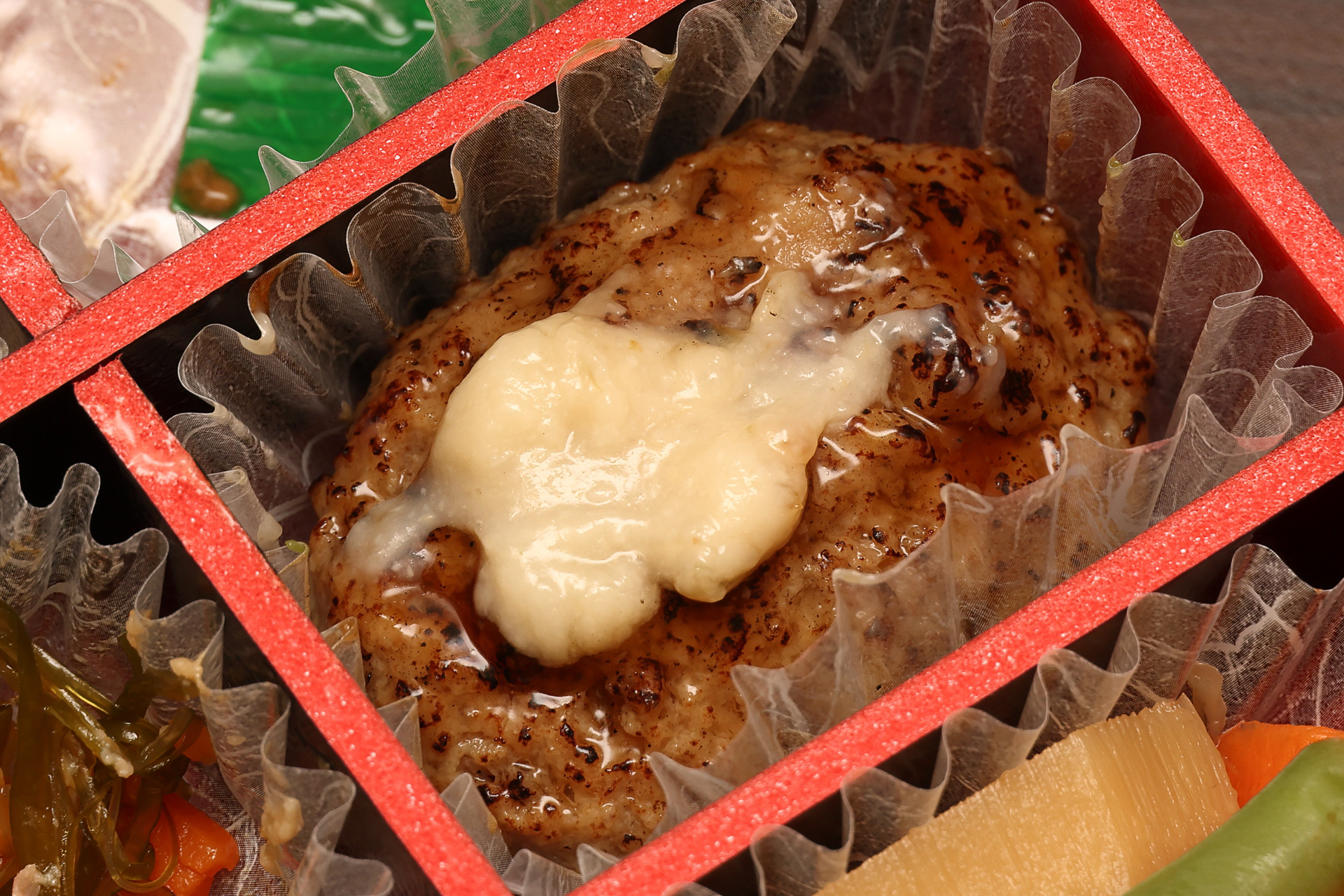 ハンバーグの上にのってる“高田梅”入り塩麹ソースは主張強めで個性的