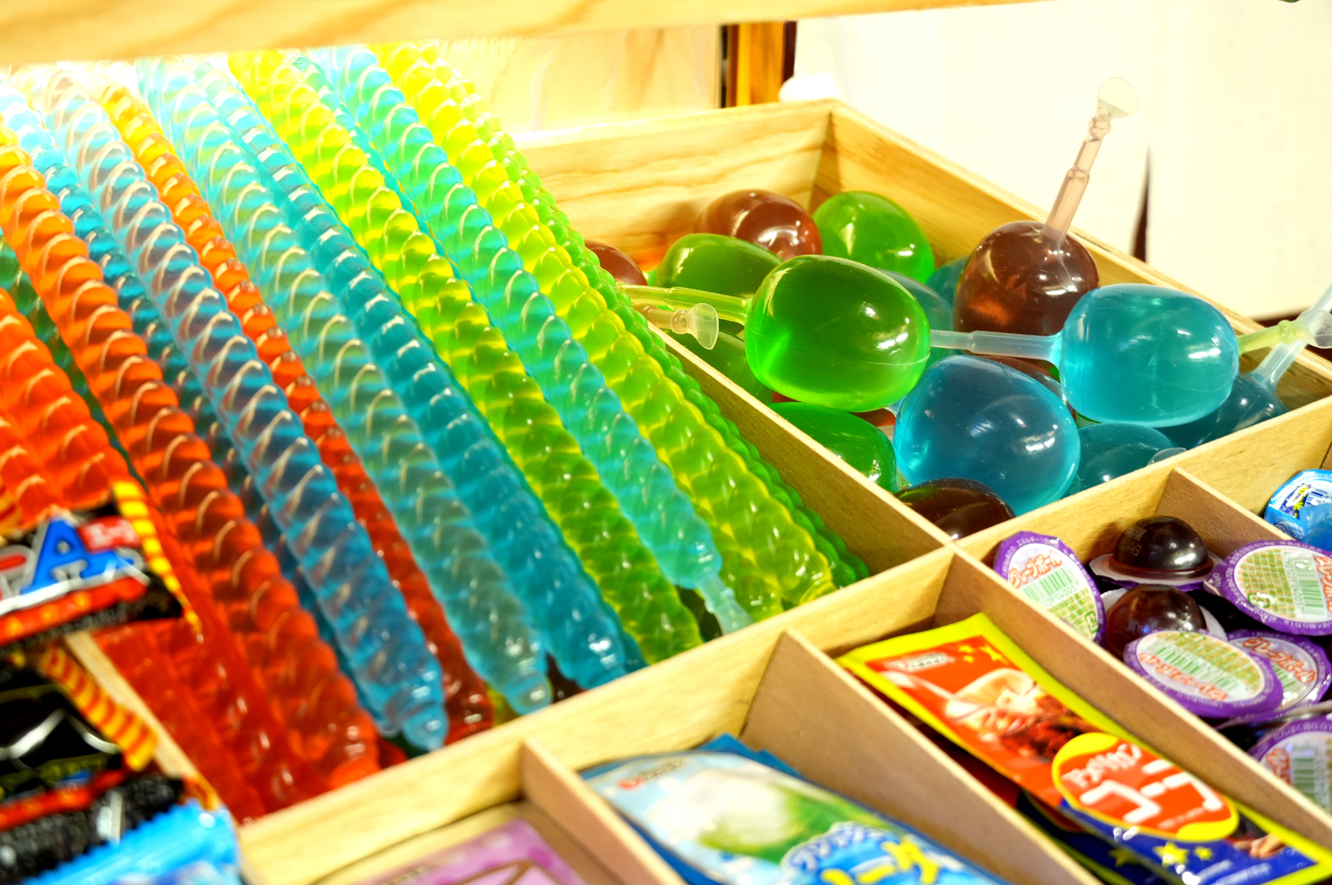 昔ながらの懐かしい駄菓子や玩具、現代の流行りの駄菓子など約150種類を販売