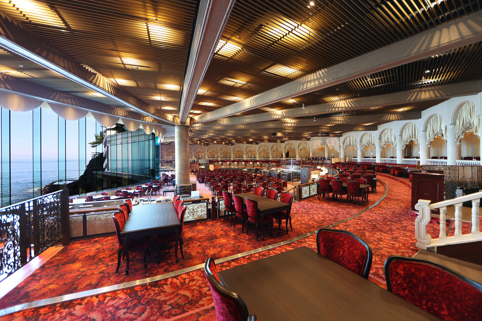 海鮮グルメや和洋中バイキングを味わえる「メインダイニング錦」