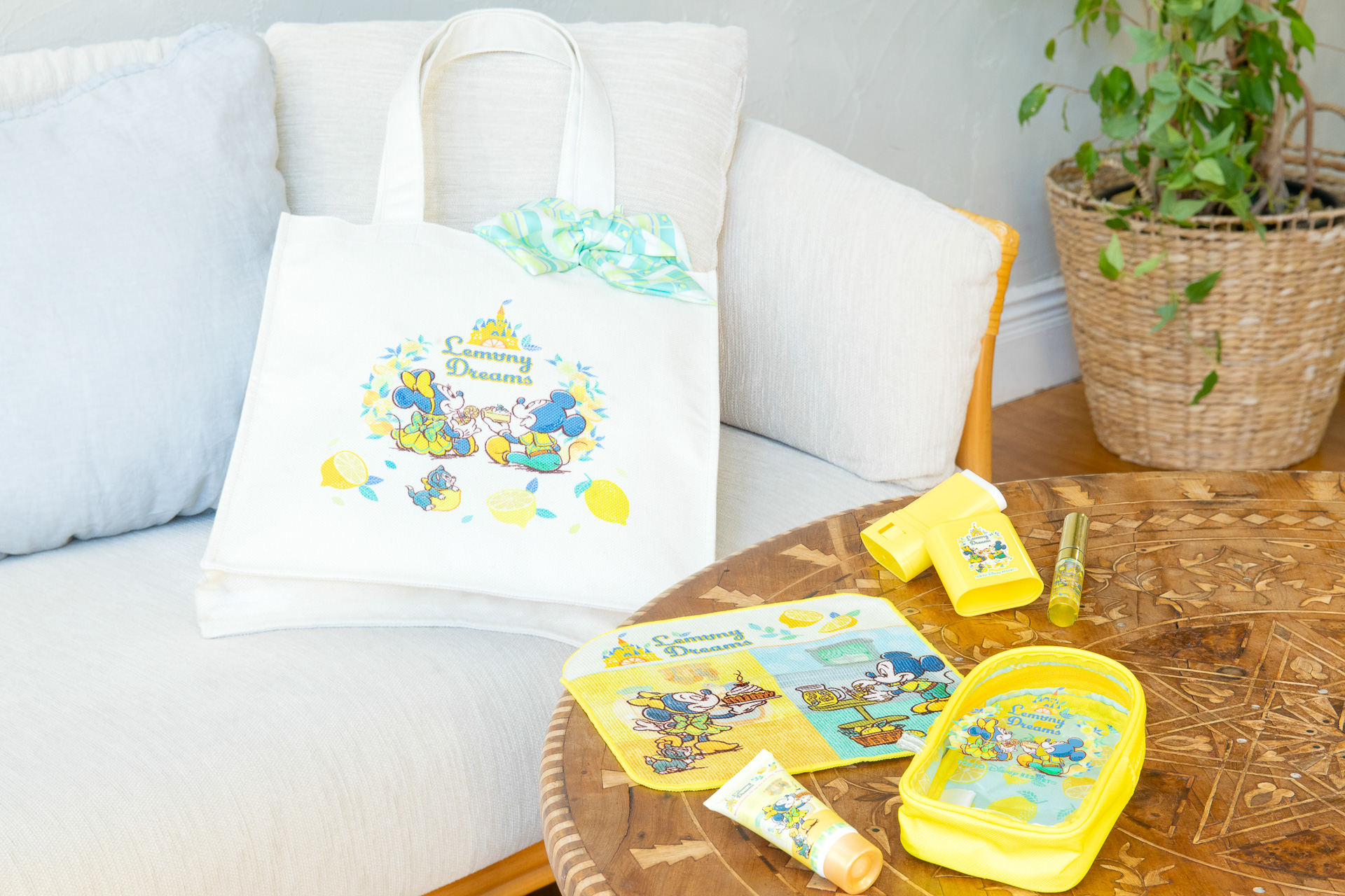 生活雑貨を中心に展開。初夏らしいコーデが楽しめる