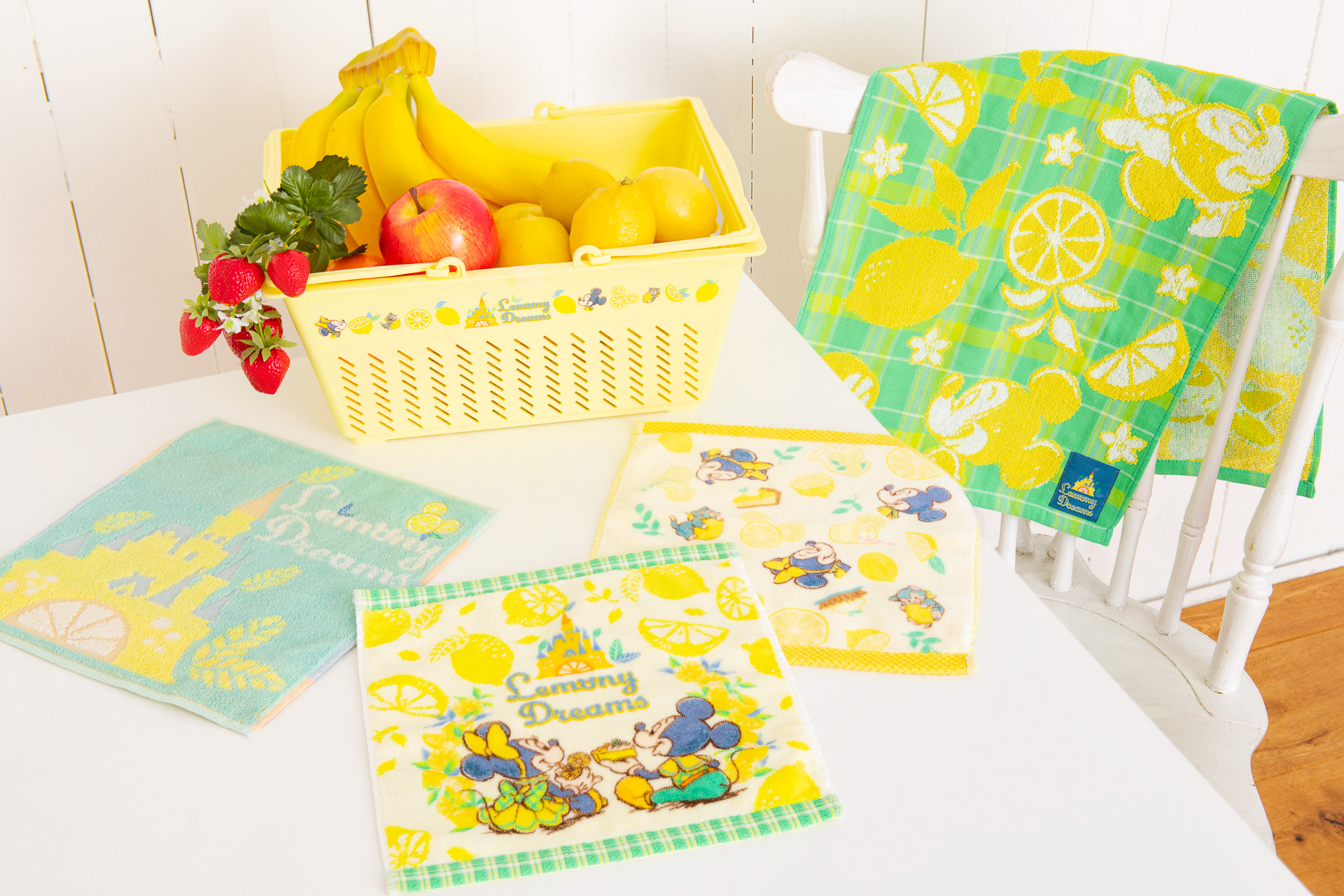 生活雑貨を中心に展開。初夏らしいコーデが楽しめる