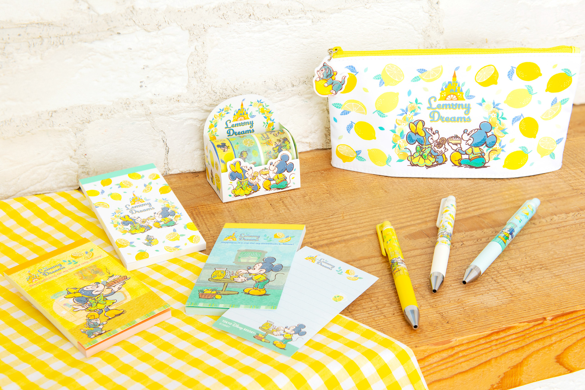 生活雑貨を中心に展開。初夏らしいコーデが楽しめる