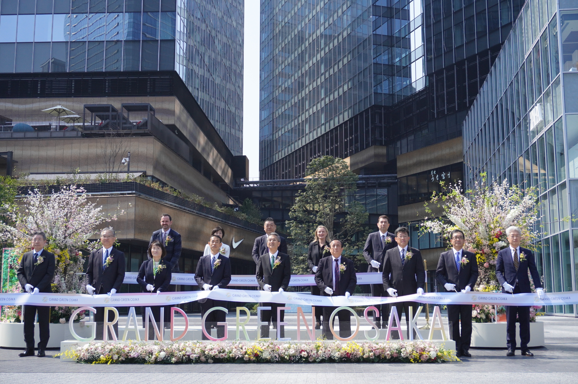 グラングリーン大阪開発事業者JV9社らが南館開業セレモニーに臨んだ。前列左から、株式会社大林組 代表取締役社長兼CEO 蓮輪賢治氏、株式会社竹中工務店 取締役執行役員社長 佐々木正人氏、関電不動産開発株式会社 代表取締役社長 福本恵美氏、オリックス不動産株式会社 取締役社長 深谷敏成氏、三菱地所株式会社 代表執行役 執行役社長 中島篤氏、阪急阪神不動産株式会社 代表取締役社長 福井康樹氏、大阪ガス都市開発株式会社 代表取締役社長 友田泰弘氏、積水ハウス株式会社 代表取締役 社長執行役員兼CEO 仲井嘉浩氏、三菱地所レジデンス株式会社 取締役 専務執行役員 伊島隆文氏。後列左から、ウォルドーフ・アストリア大阪 総支配人 アンドリュー・ムーア氏、株式会社コングレ 代表取締役社長 武内紀子氏、株式会社ラスイート 代表取締役社長 関寛之氏、タイムアウトマーケット リミテッド 副社長 フランシス・ドーア氏、株式会社阪急阪神ホテルズ 代表取締役社長 小泉秀俊氏