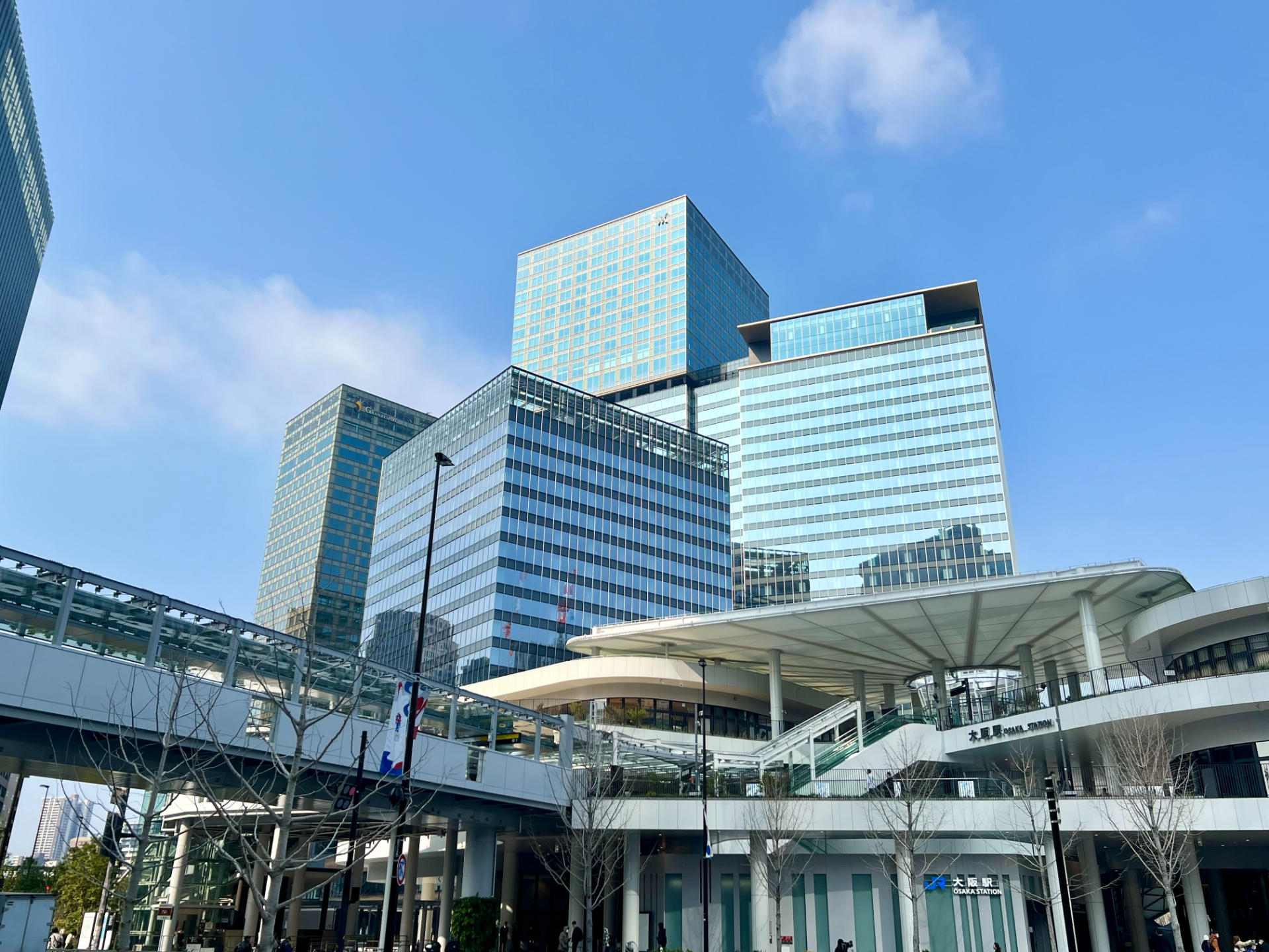 南街区 南館。写真左から、サウスタワー（地下3階～地上28階）、ゲートタワー（地下3階～地上18階）、パークタワー（地下3階～地上39階）。手前の施設は「うめきたグリーンプレイス」