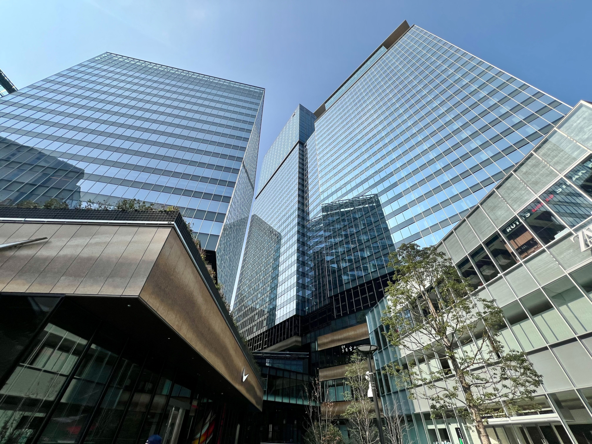 南街区の中心となる南館。3棟のタワー間は連絡通路で行き来でき、地下～低層階にはショップや飲食店が集まる