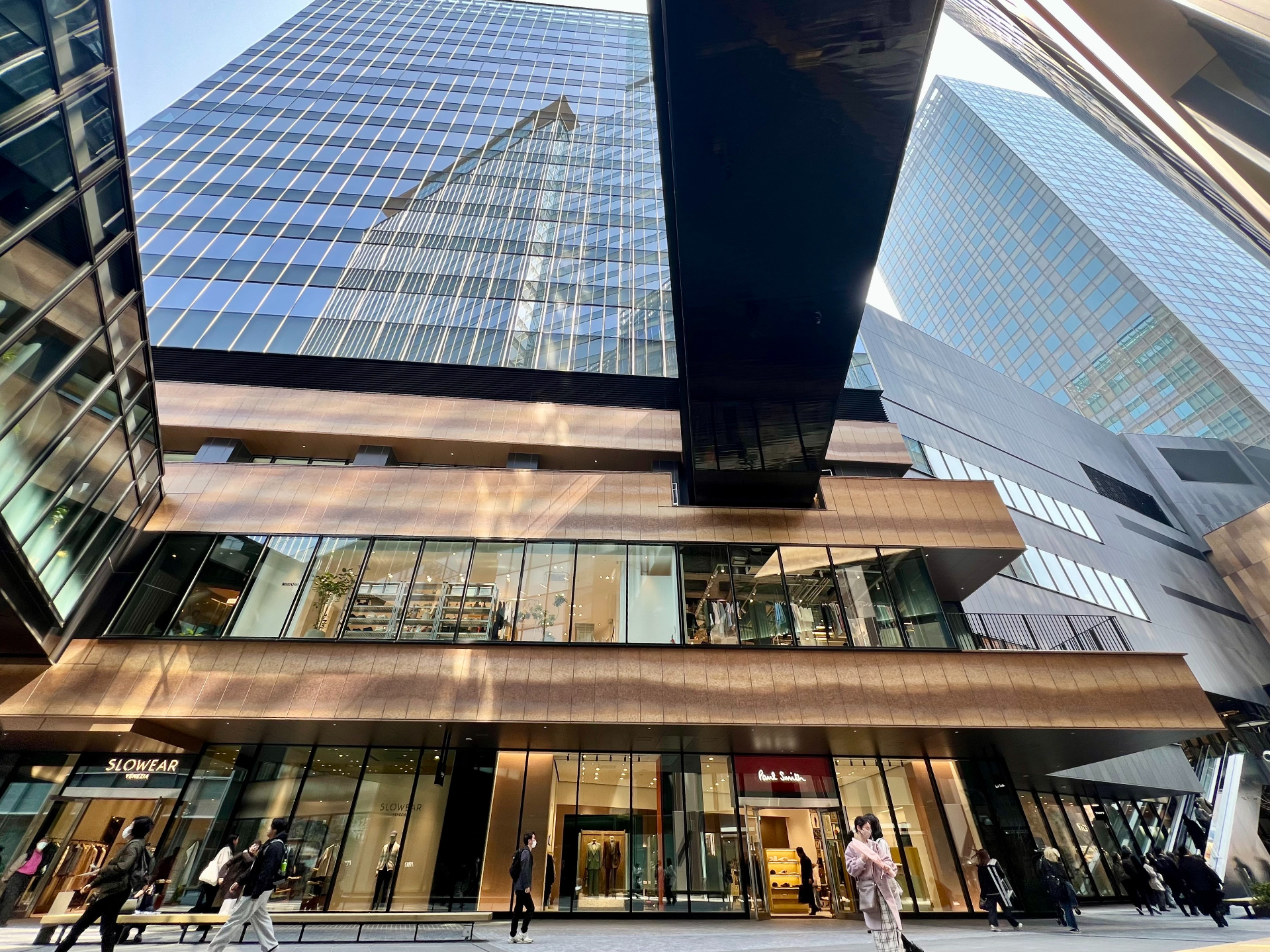 南街区の中心となる南館。3棟のタワー間は連絡通路で行き来でき、地下～低層階にはショップや飲食店が集まる