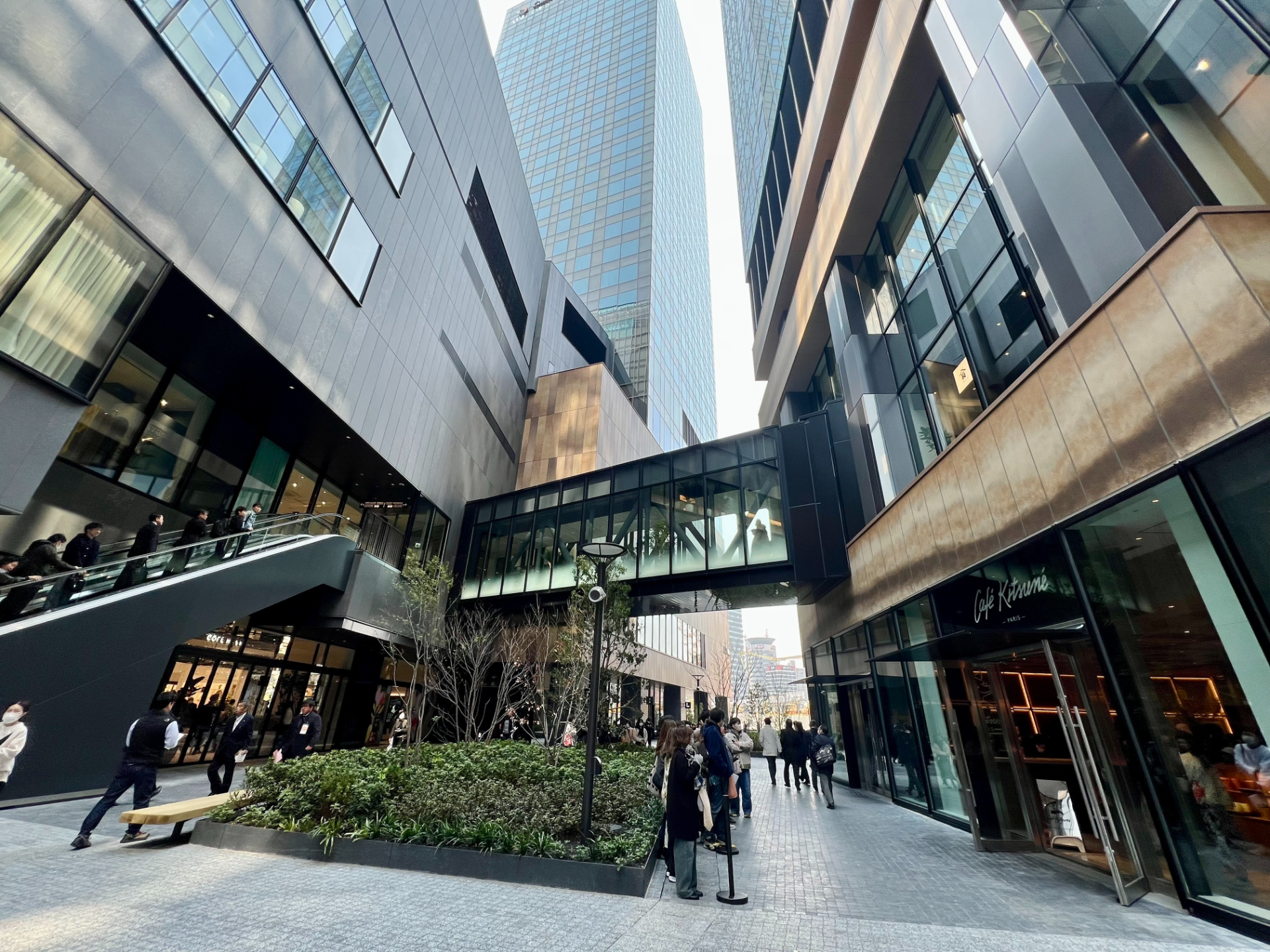 南街区の中心となる南館。3棟のタワー間は連絡通路で行き来でき、地下～低層階にはショップや飲食店が集まる