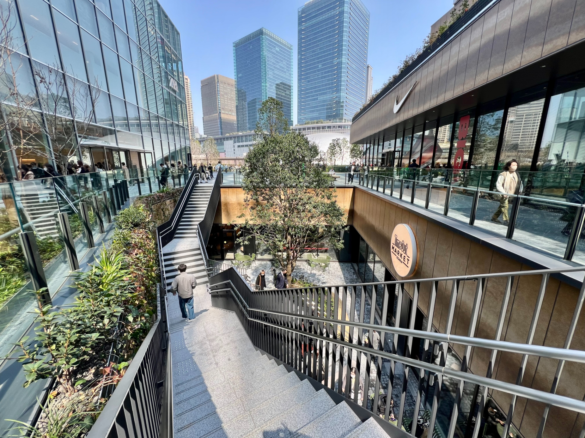 南街区の中心となる南館。3棟のタワー間は連絡通路で行き来でき、地下～低層階にはショップや飲食店が集まる