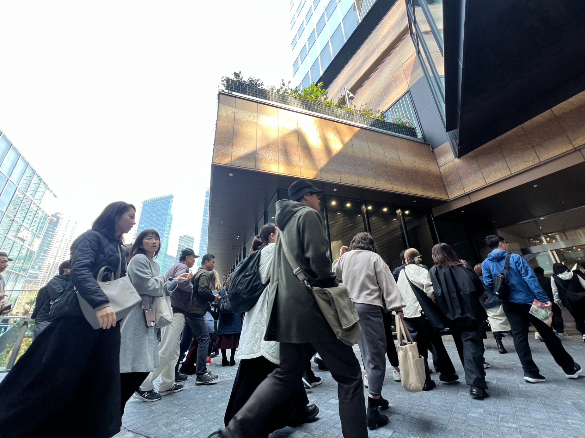 南街区の中心となる南館。3棟のタワー間は連絡通路で行き来でき、地下～低層階にはショップや飲食店が集まる