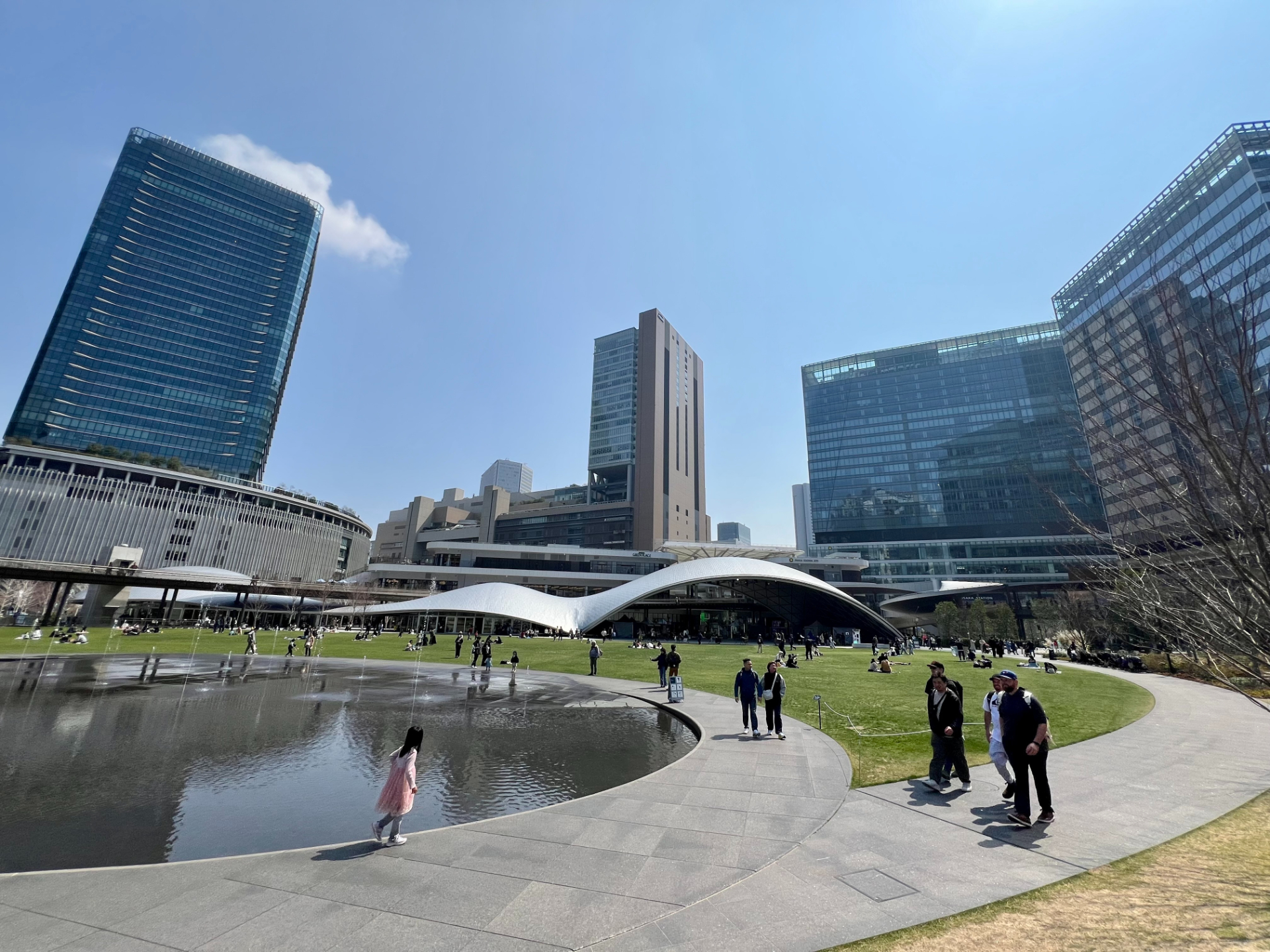 南北街区の中心に広がるうめきた公園。サウスパーク側には芝生広場や水盤がある