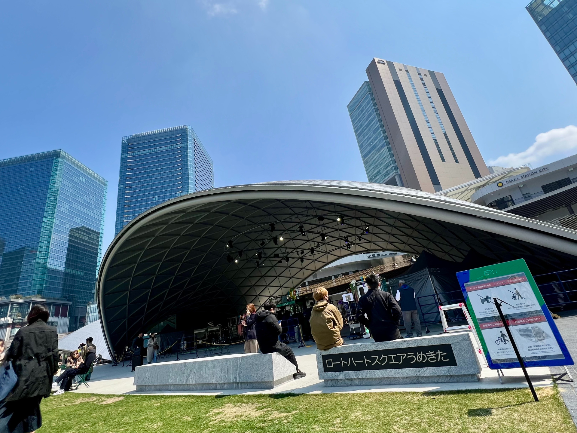 全長約120mの大屋根イベントステージ「ロートハートスクエアうめきた」も併設