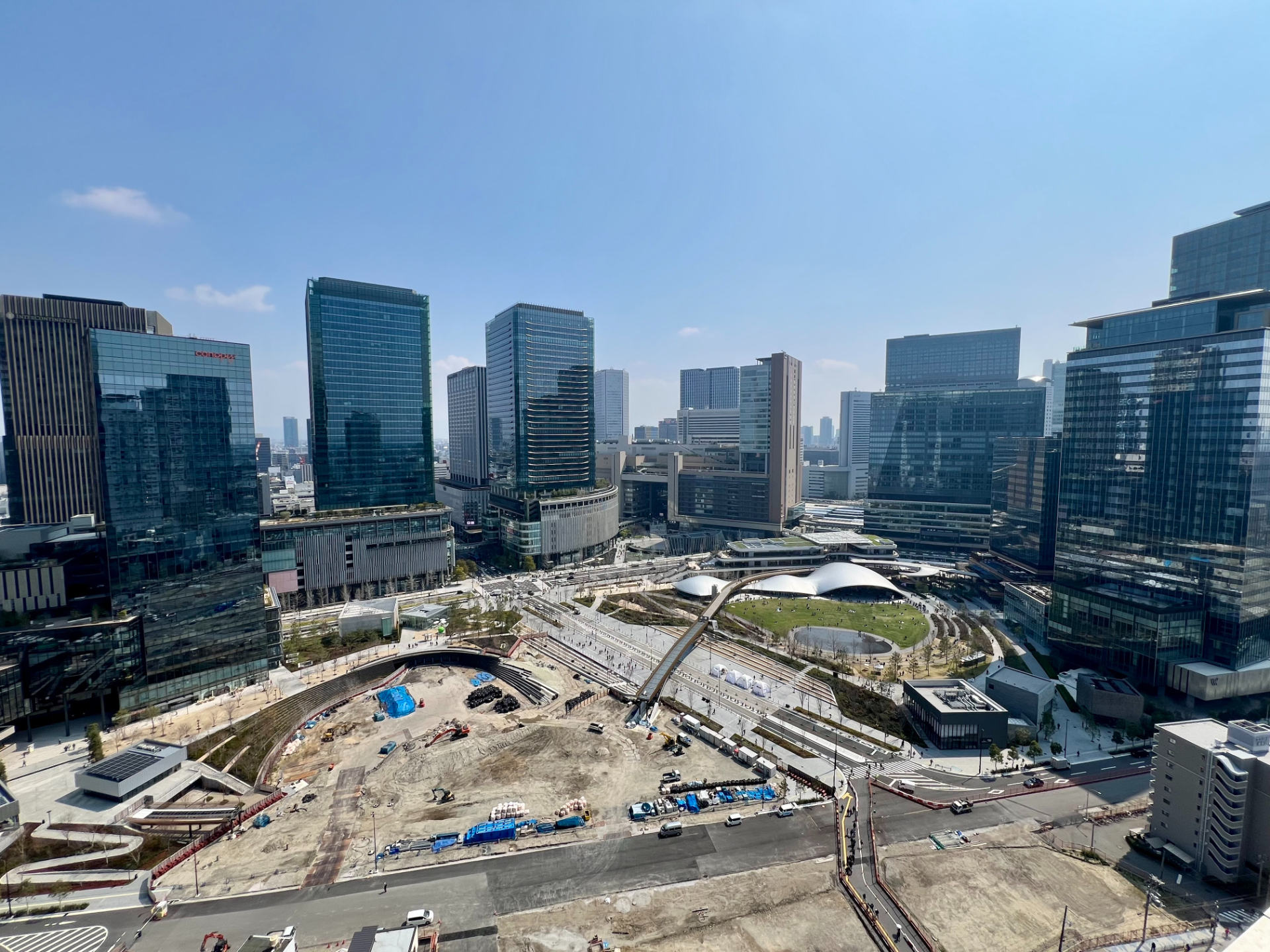 グラングリーン大阪の俯瞰（梅田スカイビルから撮影。向かって正面がグランフロント大阪・JR大阪駅方面）。2025年3月21日時点でうめきた公園のノースパーク側（写真左手）が工事中