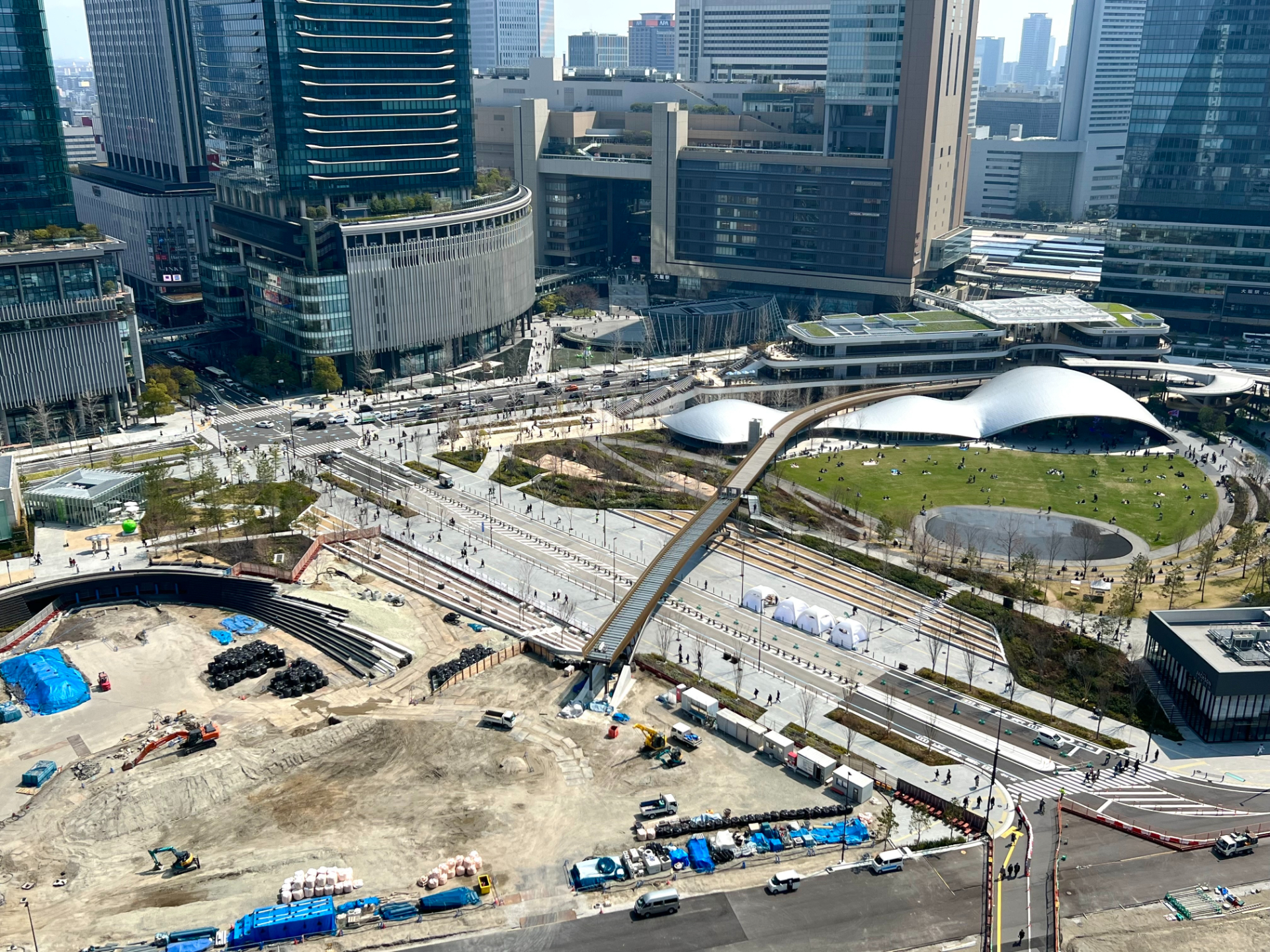 南北に分かれたうめきた公園と各街区をつなぐ歩行者デッキ「ひらめきの道」が中央に敷かれる