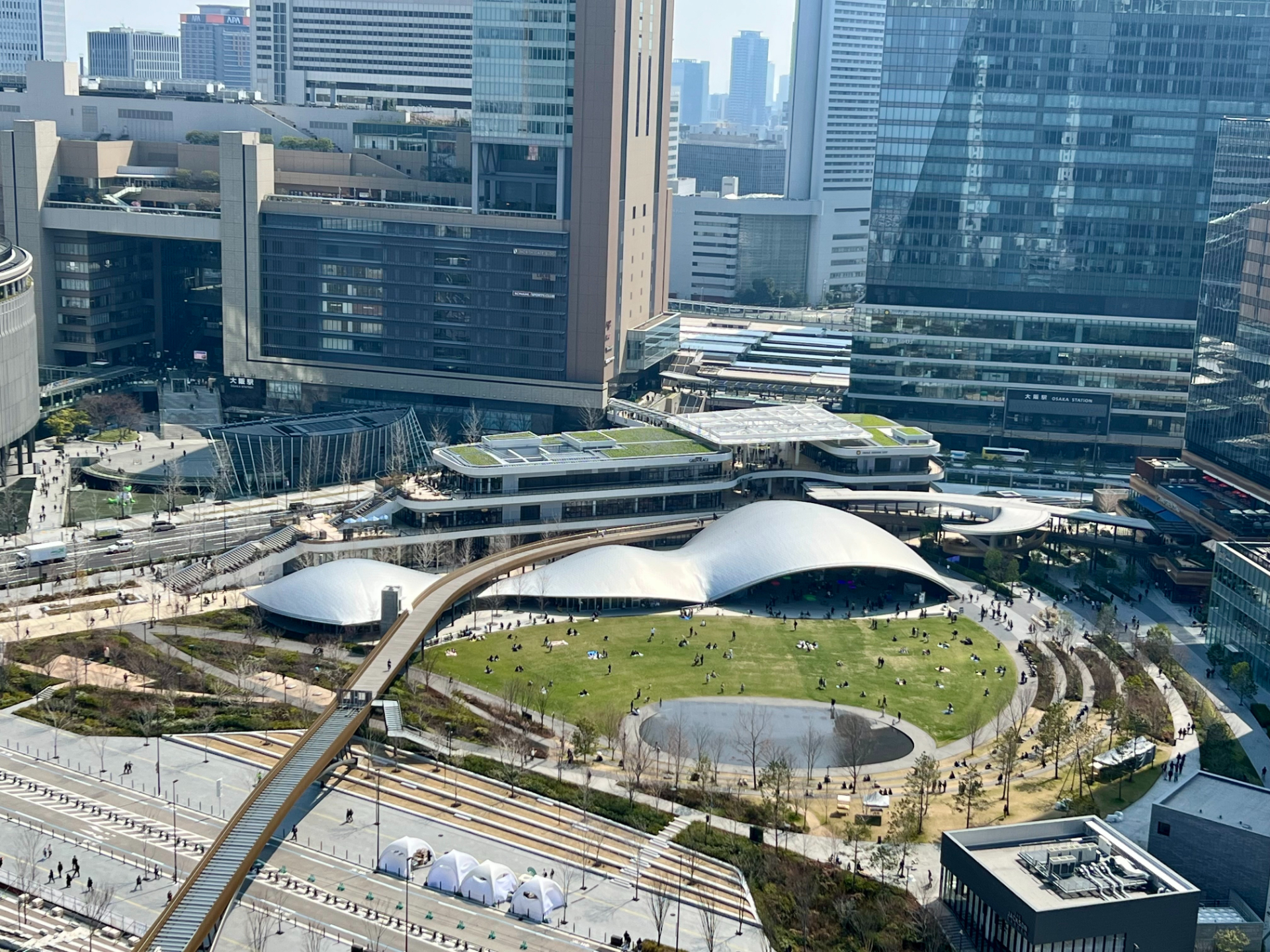 グラングリーン大阪の総面積約9万1000m<span class="em sup">2</span>のうち、およそ半分の約4万5000m<span class="em sup">2</span>を「うめきた公園」とし、天然芝や約320種・約1500本の植栽で緑あふれる都会のオアシスを整備した（写真はサウスパーク側）