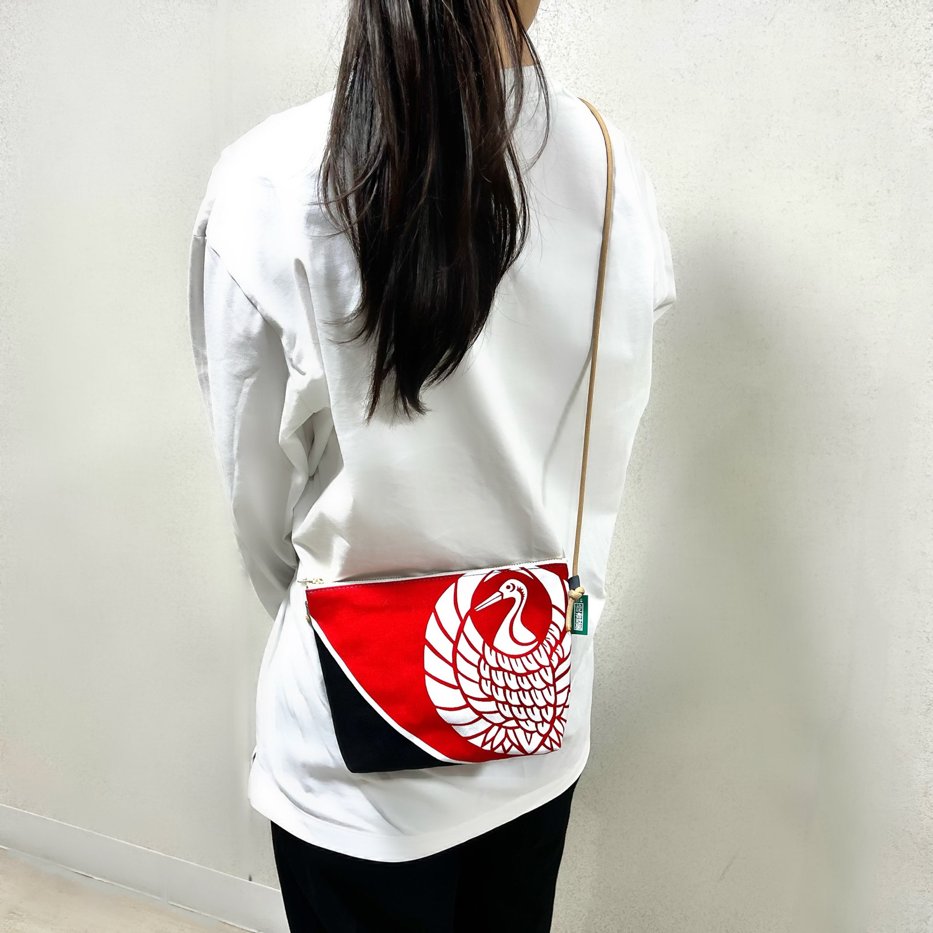 ポーチとしても、ショルダーバッグとしてもお使いいただけます