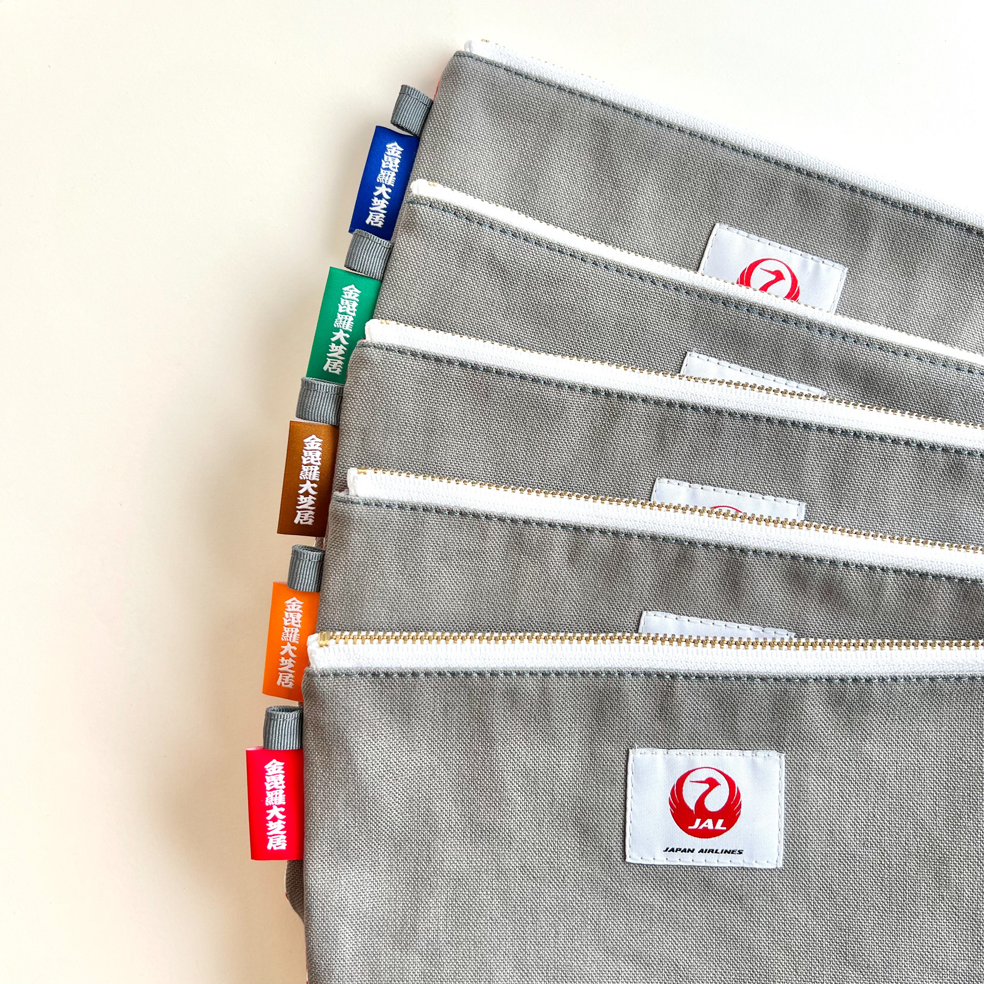 肩紐とタグのカラーは全5色。