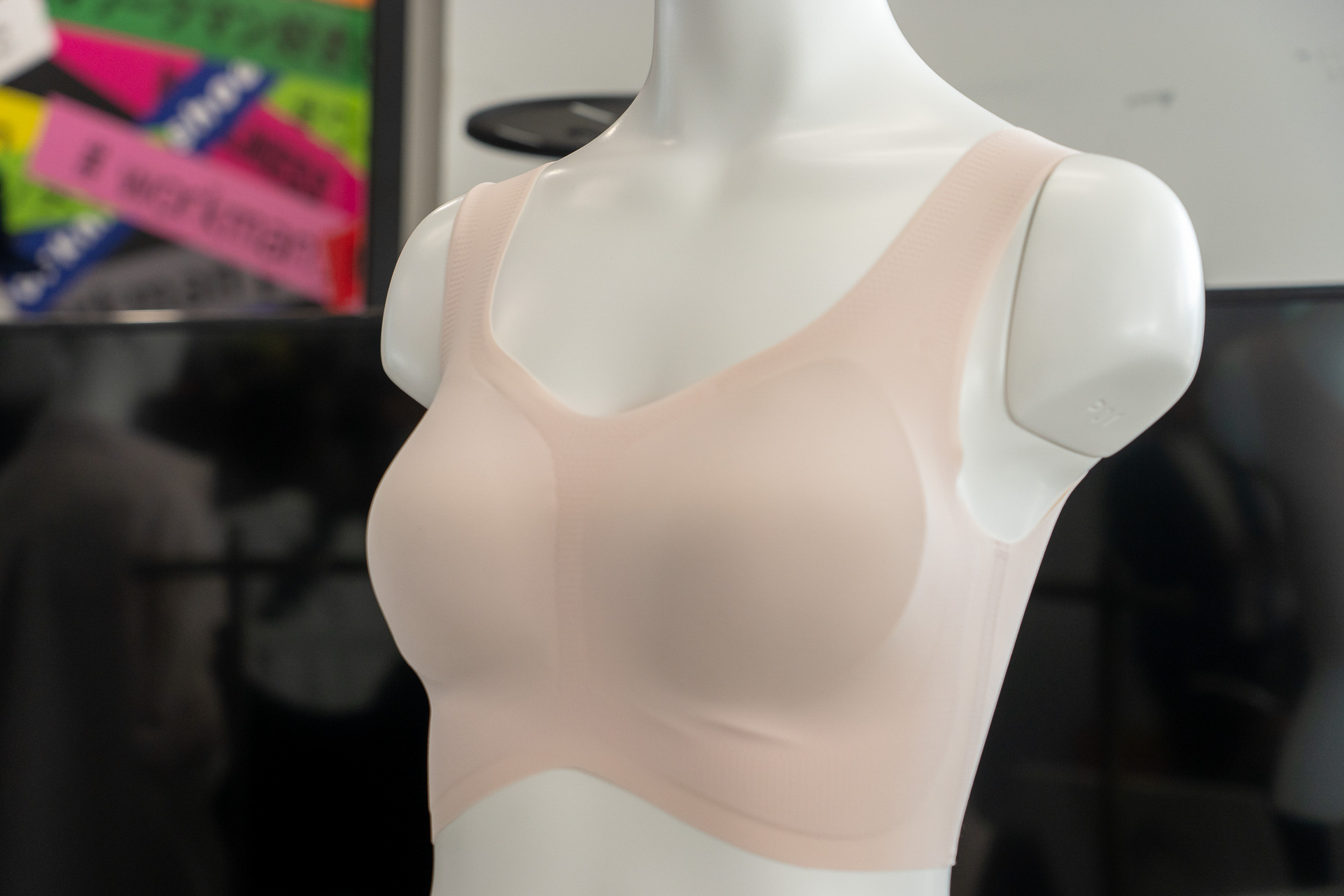 脇下のラインのすっきりしたシルエットが特徴