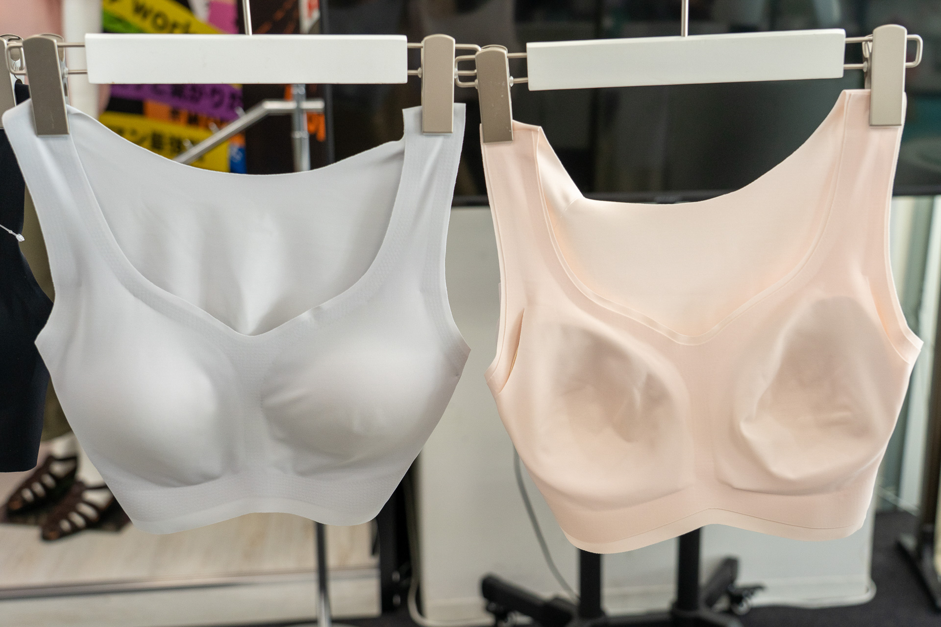 脇までしっかりバストを包み込むパットは取り外せる。右のベージュは裏返した状態