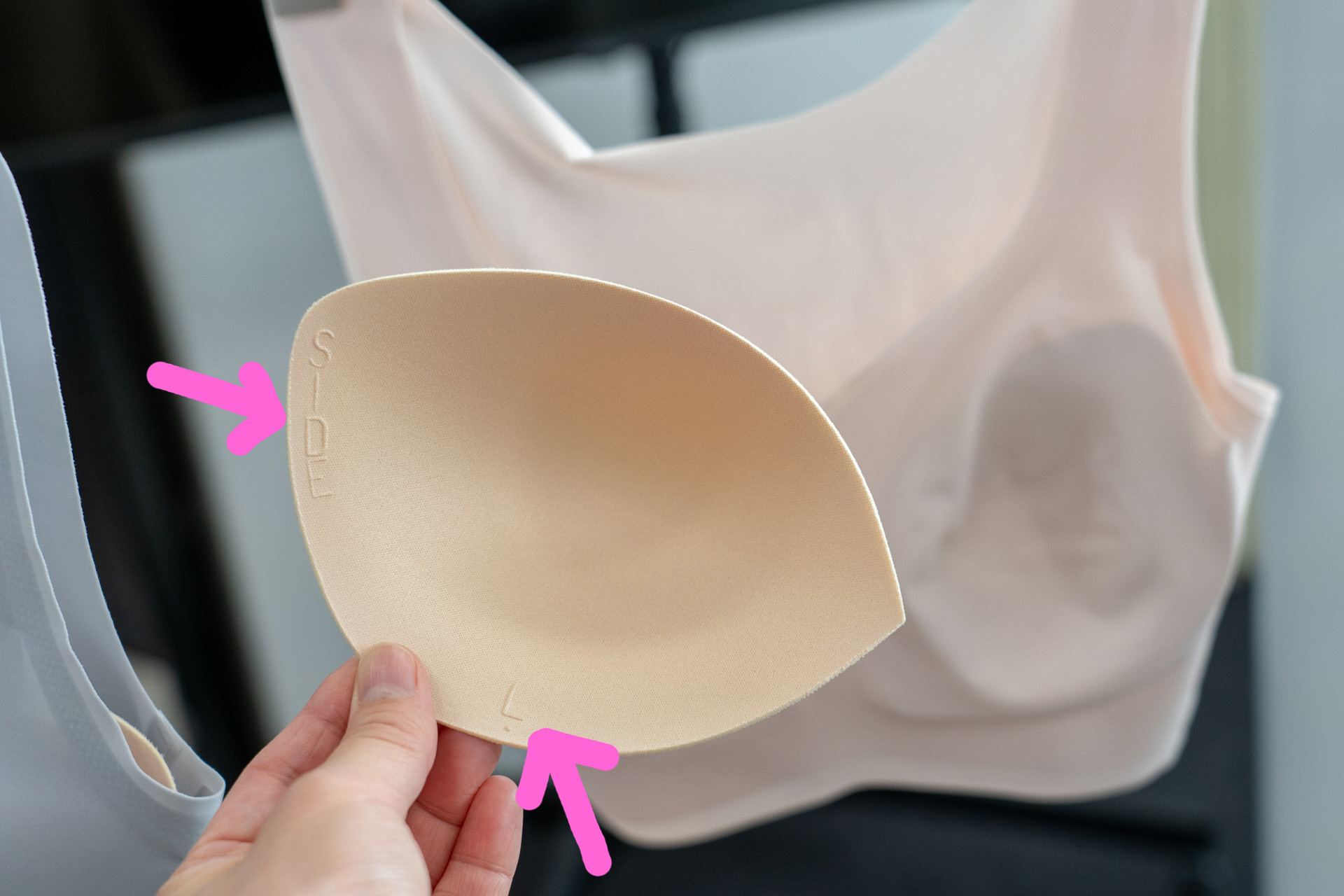 洗濯後にパットを戻す際に便利な左右の表示付き。逆に入れるとシルエットが変わってしまうのでこれはとても重要なポイント