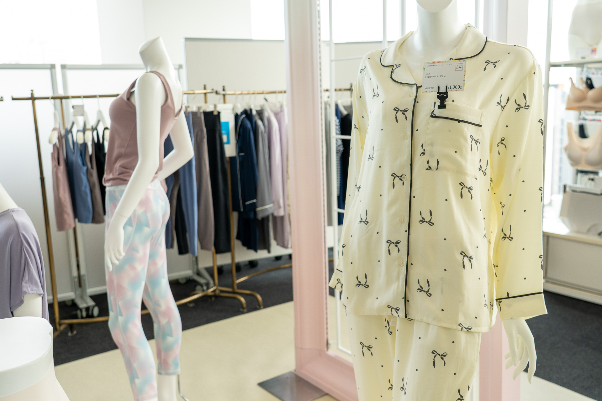 新作のルームウェアセット（1900円）やキャミソール（580円）なども5月発売予定