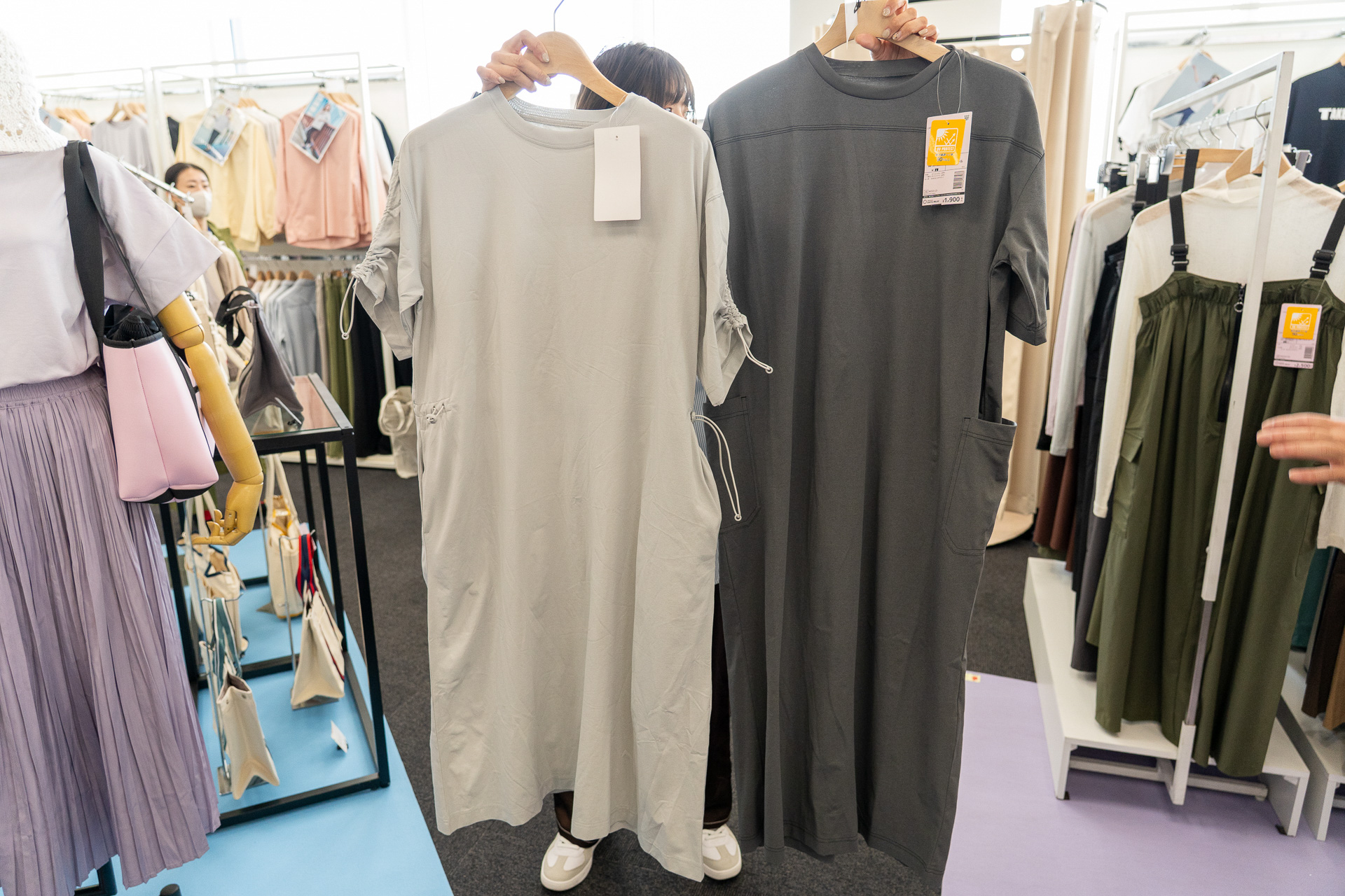 1700円、1900円という価格帯のワンピースは吸水速乾素材。伸縮性と回復性があるのでシワになりにくい