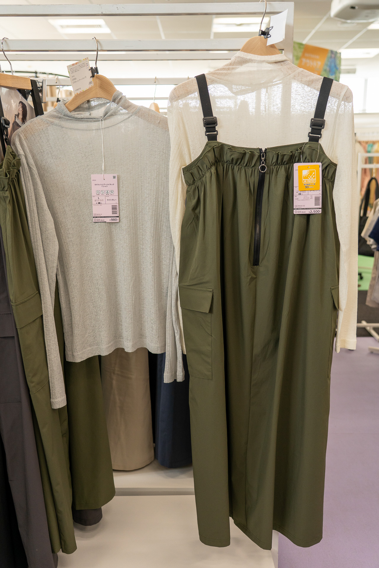 胸元のギャザーデザインがかわいいこちらの新作ワンピースも2500円