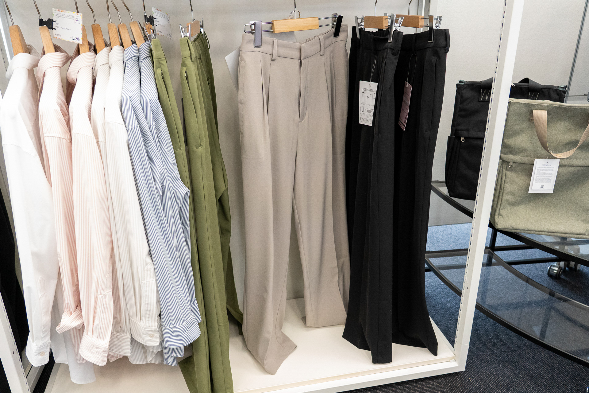オフィスで活躍しそうなタックパンツは色違いで持ってもいいアイテム