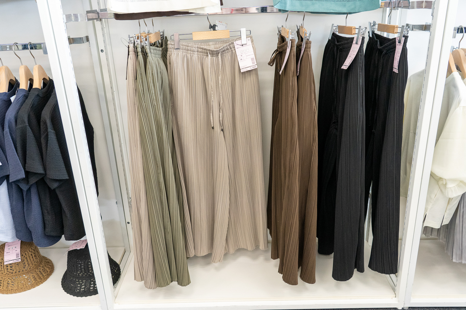 撥水プリーツセミワイドパンツは1900円