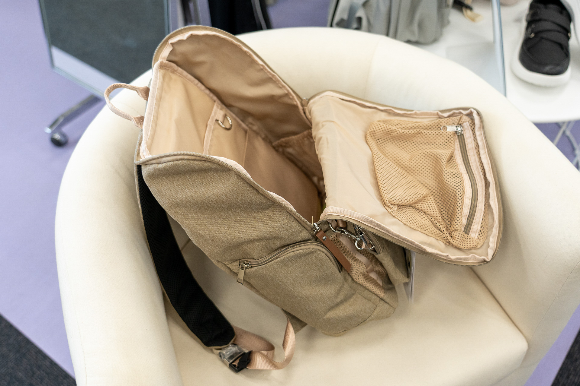 大きく開くデタッチャブルポーチ付きファミリーリュックは4500円。パパもママもお子さんも皆で使える！　旅行にももってこいだ