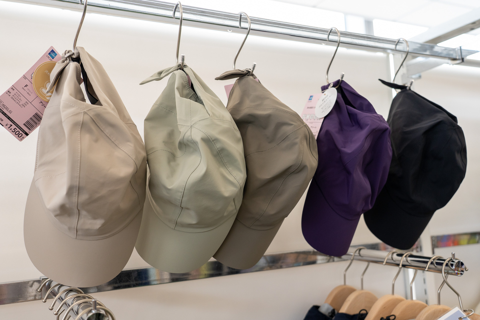 ボーイッシュになり過ぎない後ろのデザインがカワイイ！　防水透湿スカーフキャップは1500円