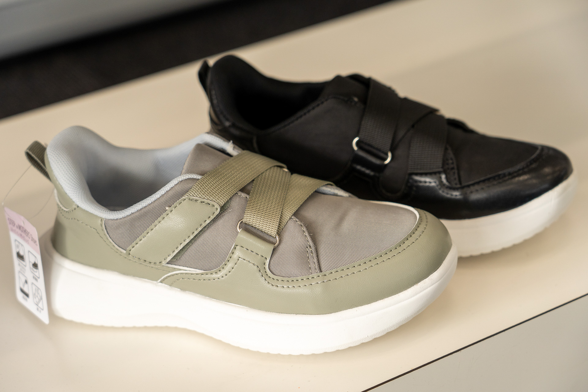 こちらのマザーズシューズはかかとを踏んだ時にグニャっと曲がり、足を入れたときにポンと戻るスリップイン構造。店着予定は5月8日。好評なら年間商品にしていくという