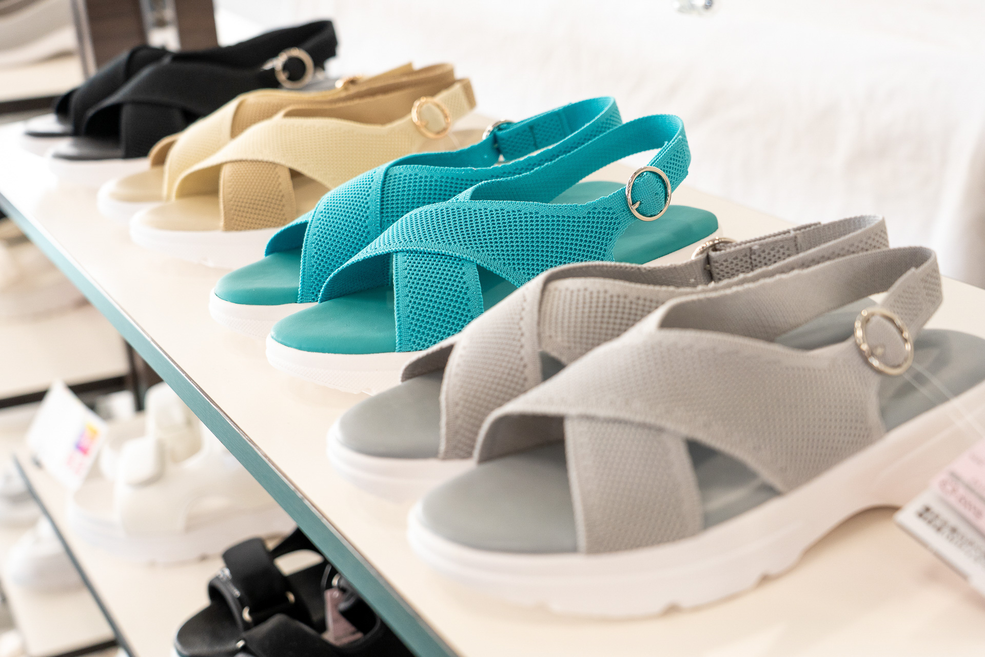 クロスストラップニットサンダルは2900円。気分で靴を選べる4色展開