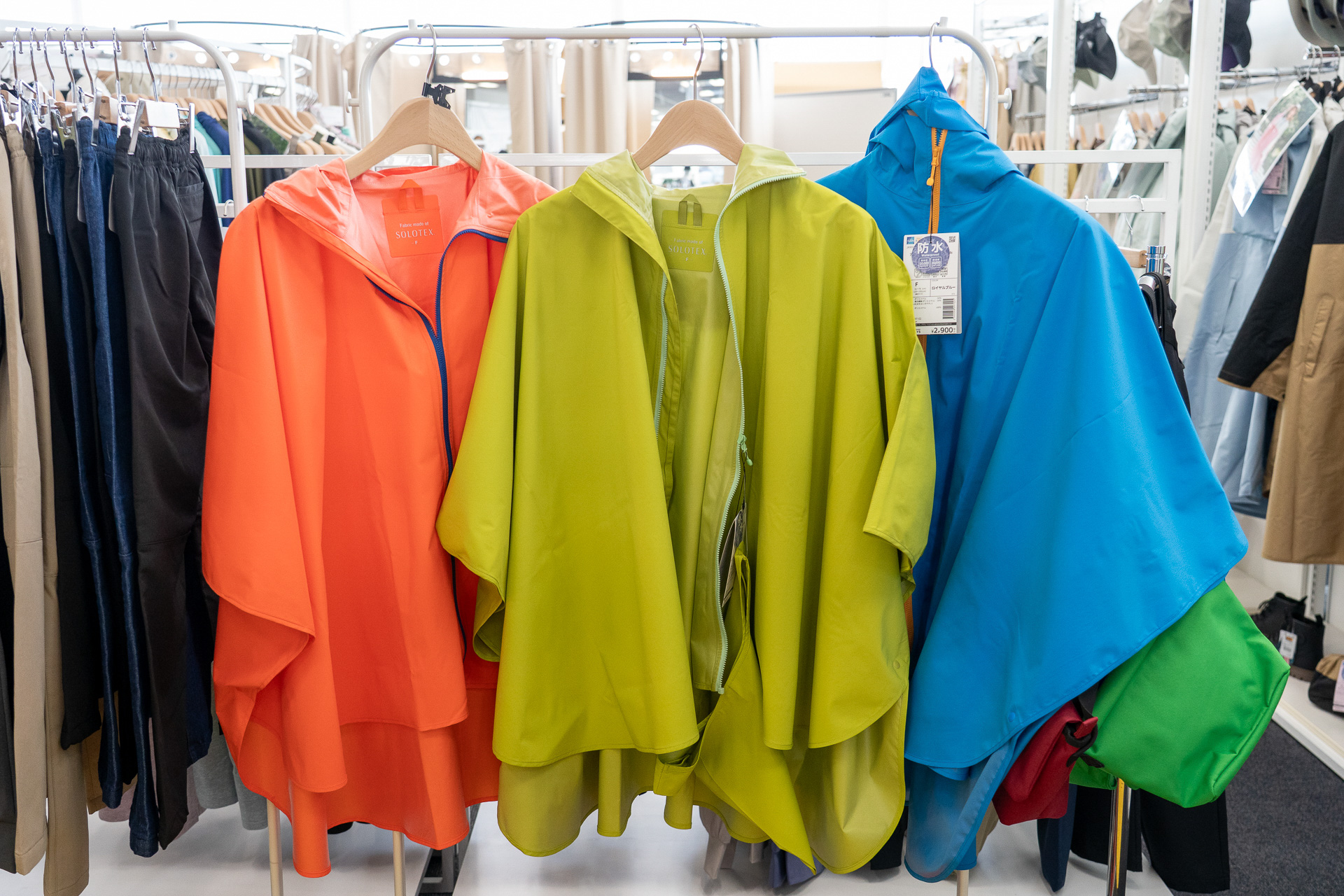 SOLOTEX使用アーバンレインポンチョKidsは2900円。3色どれもいい感じで迷いそう
