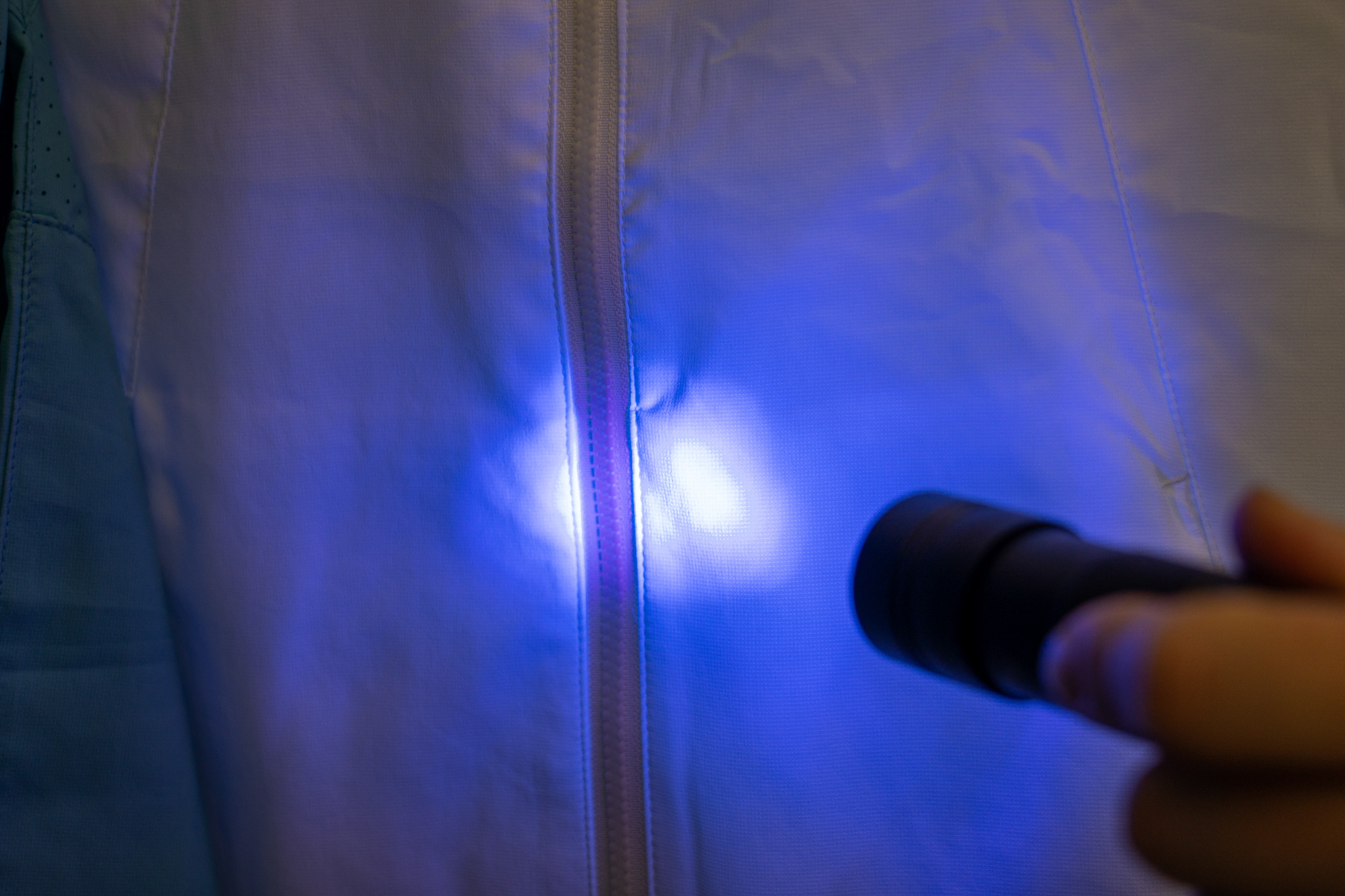 紫外線に反応するとファスナーの色がブルーに変わる