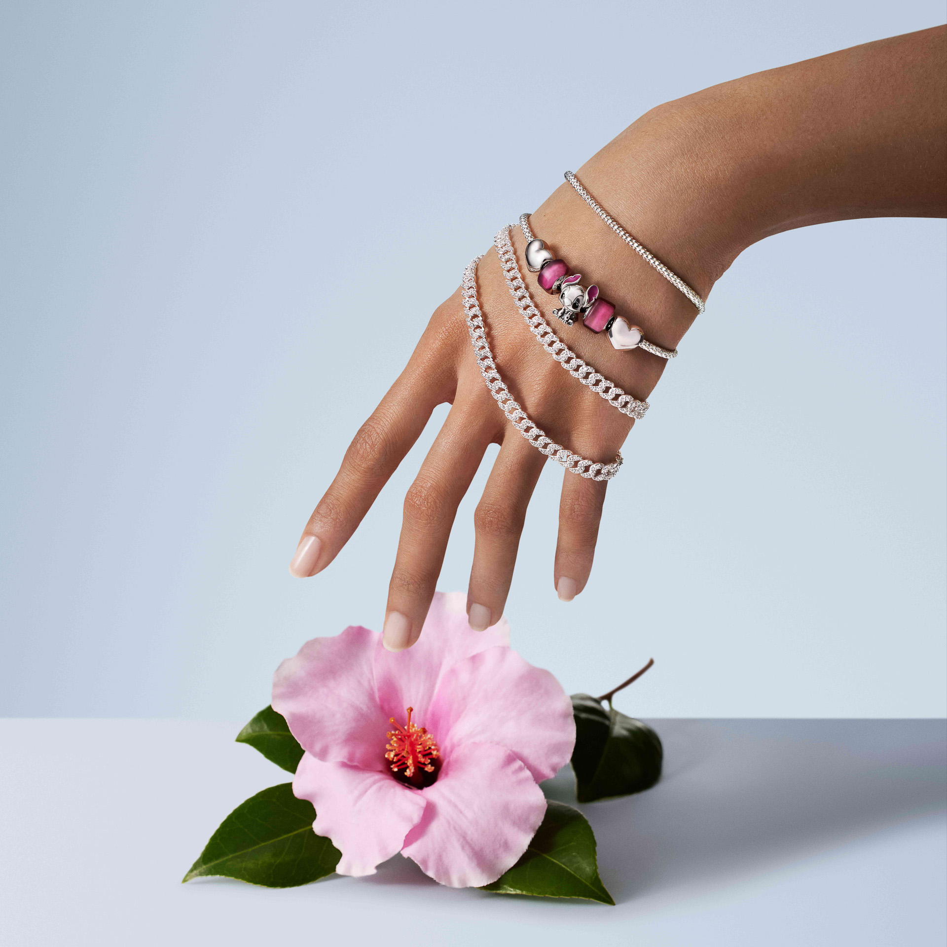 リングやネックレス、チャームなどスティッチからくまのプーさんまで15デザインを用意