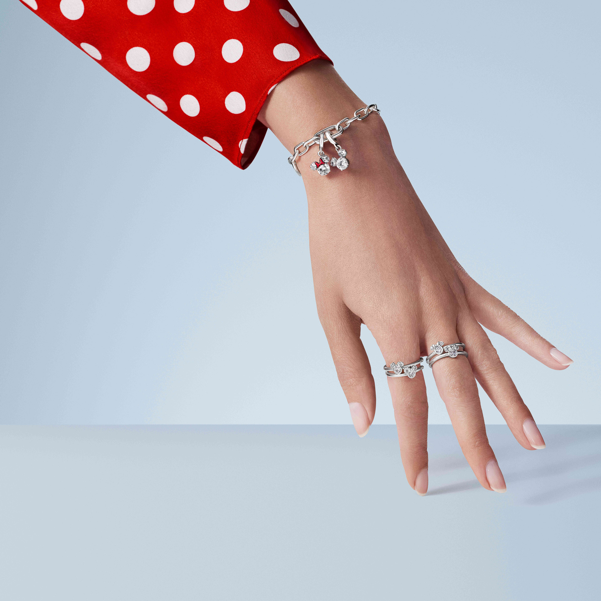 リングやネックレス、チャームなどスティッチからくまのプーさんまで15デザインを用意