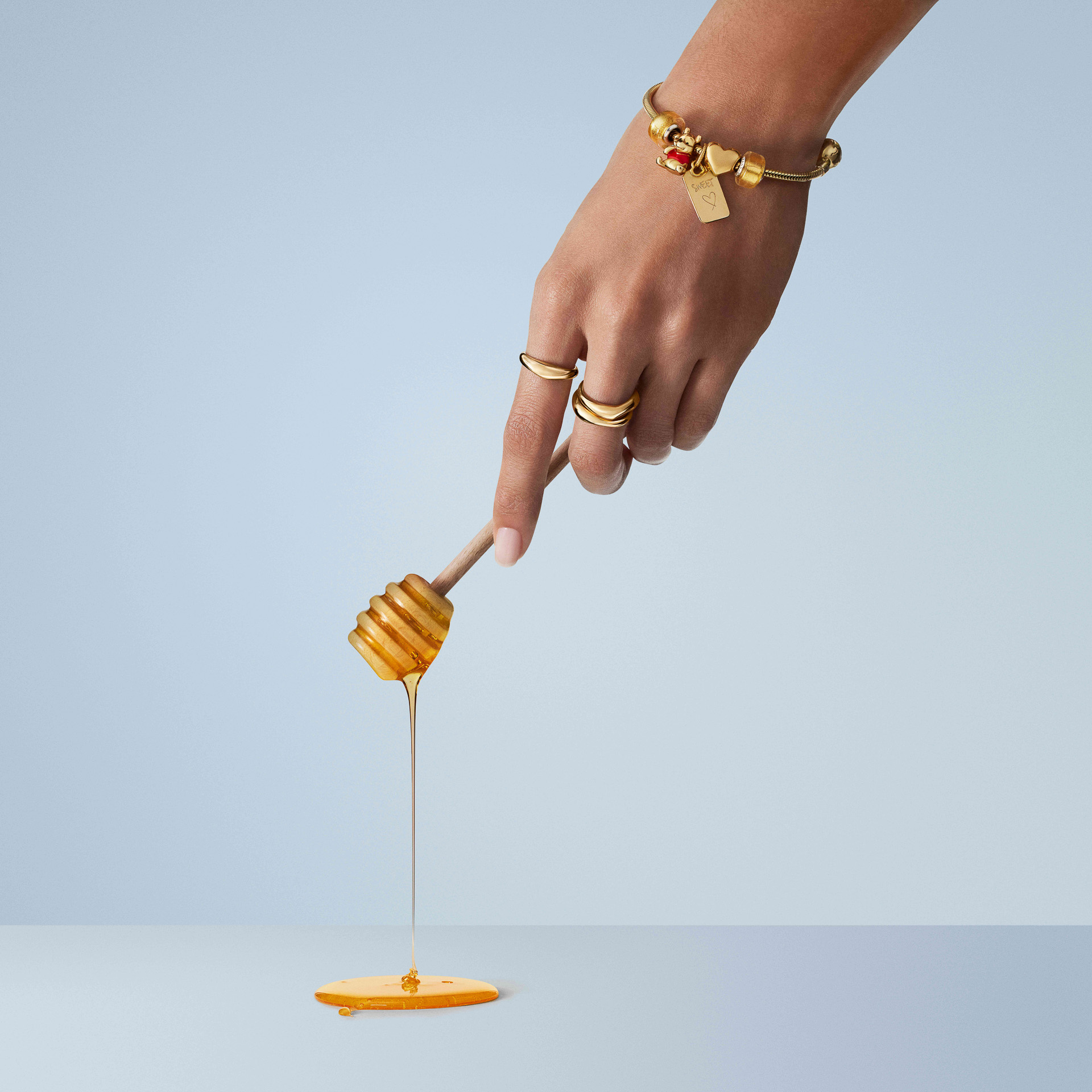 リングやネックレス、チャームなどスティッチからくまのプーさんまで15デザインを用意