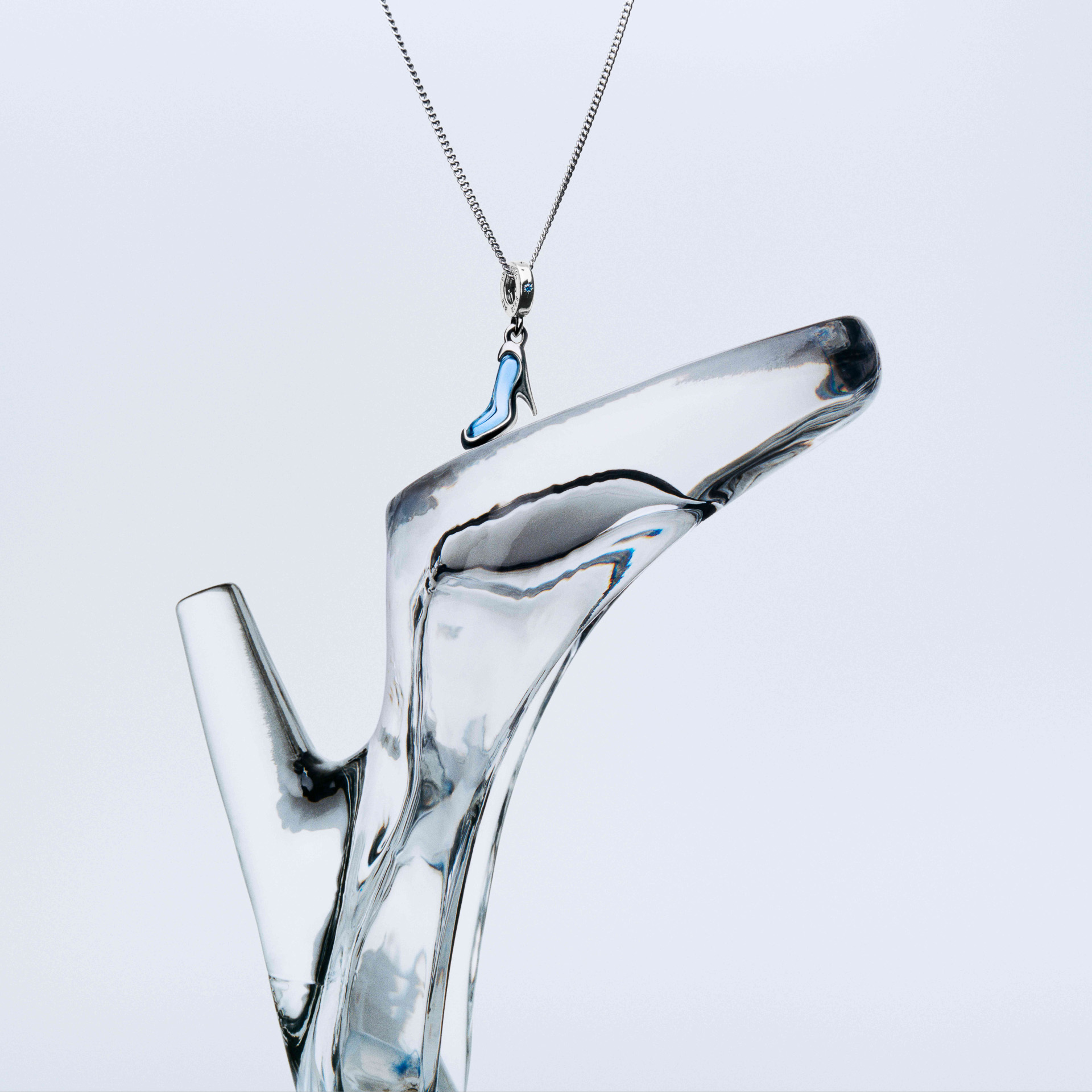 「Disney Cinderella's Glass Slipper Dangle Charm」（1万3200円）