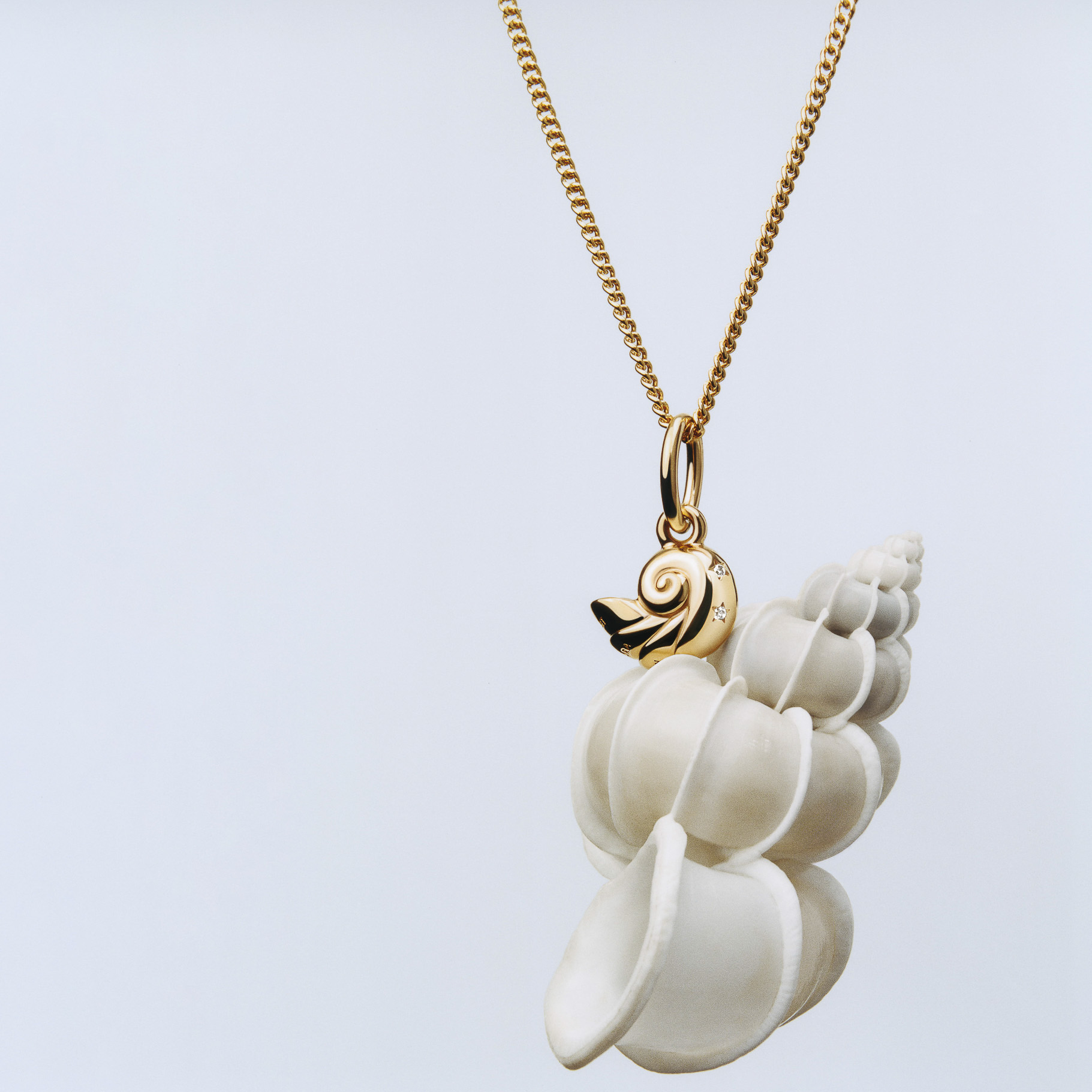 「Disney The Little Mermaid Enchanted Shell Dangle Charm」（1万5950円）