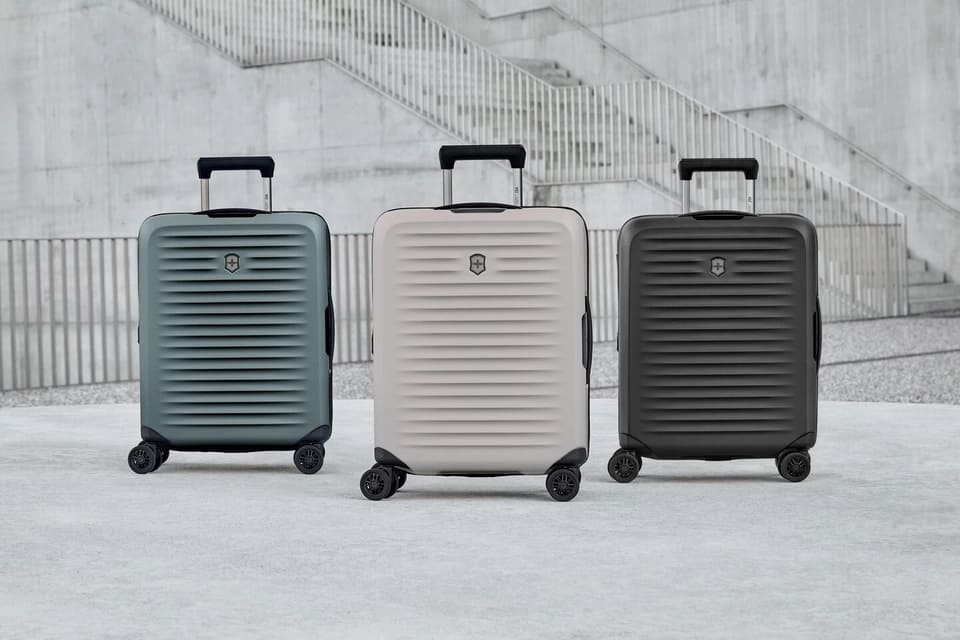 ビクトリノックス、スーツケース購入でスキミング防止カード