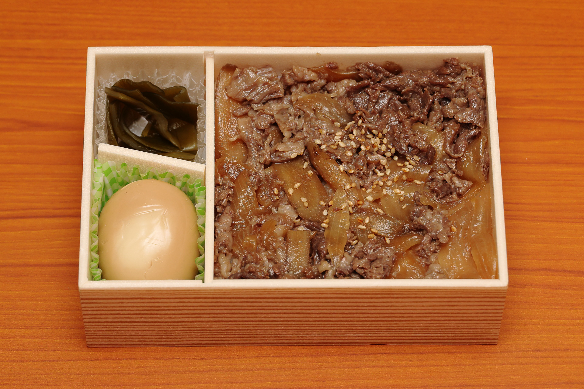 牛めし＋半熟煮玉子＋茎わかめ梅酢漬け、というシンプルな駅弁です