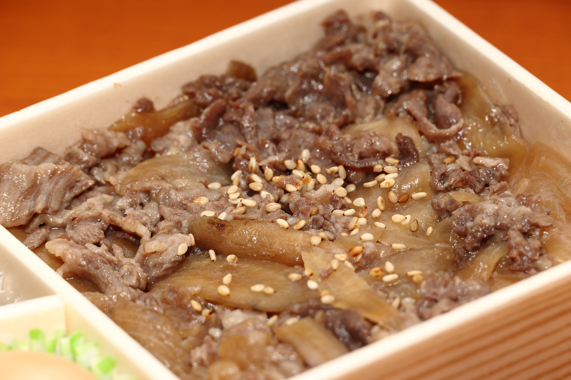 たまねぎやごぼうと煮た牛めしにはごまがふりかけてあります