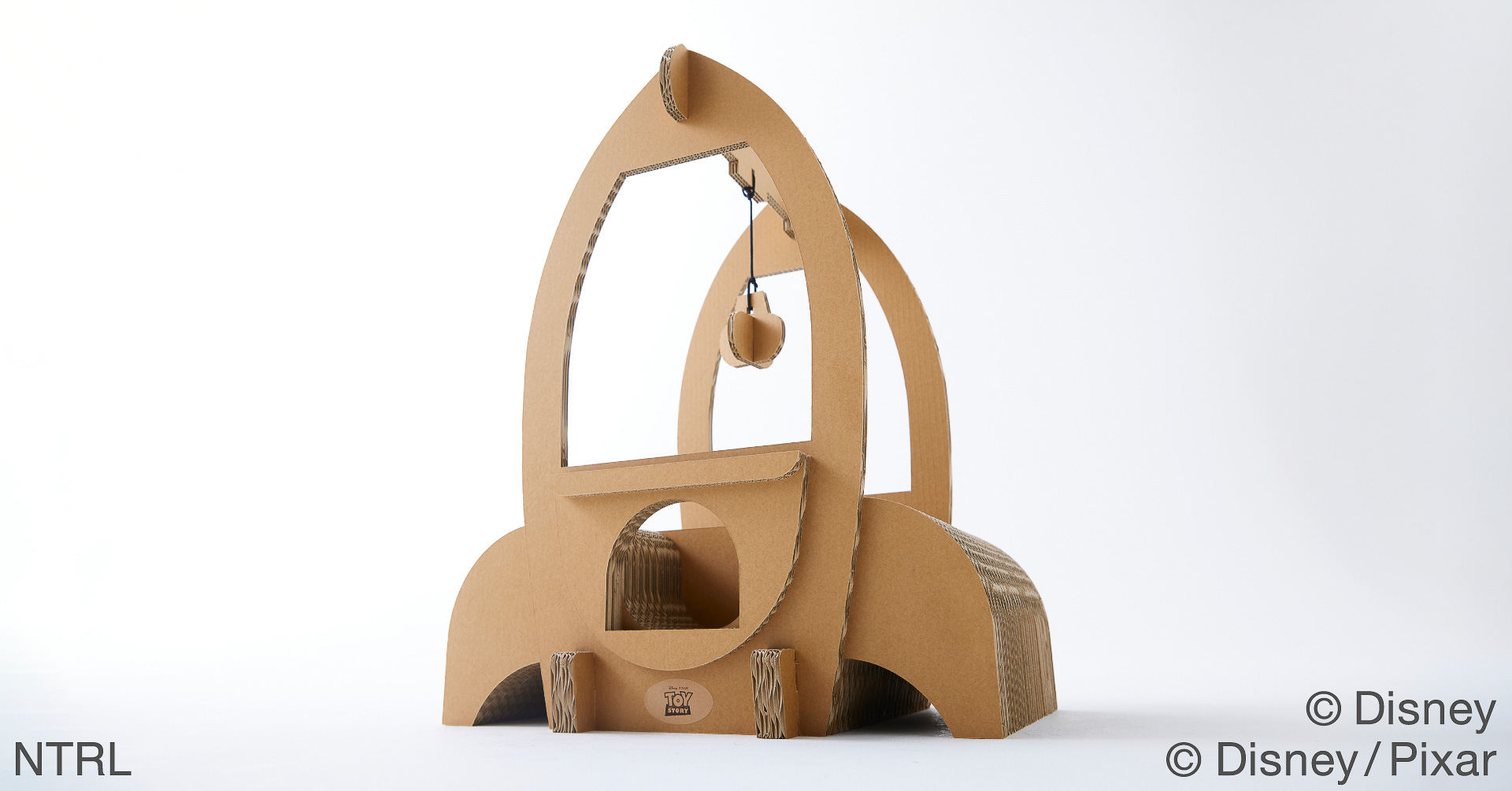 エイリアンたちとバズが出会うスペースクレーンがモチーフの「Cat sofa Disney・Pixar series/Toy Story」（3万5750円）