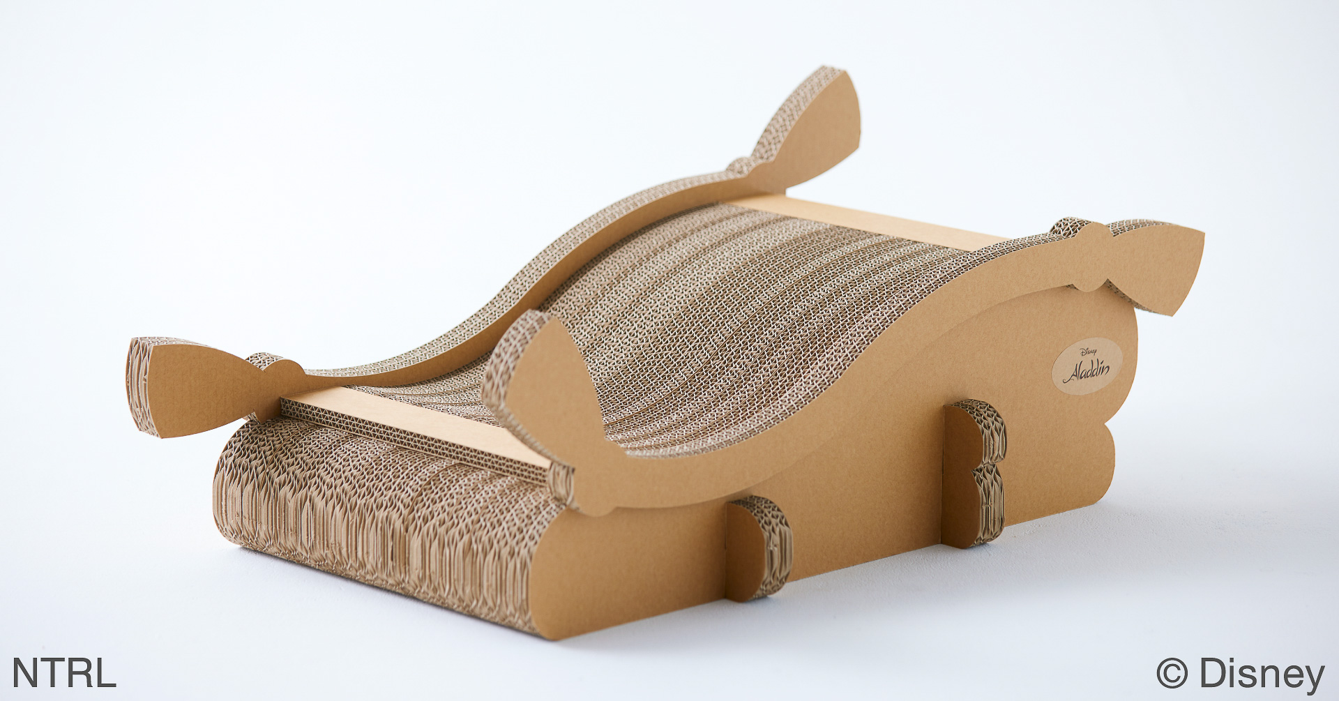 空飛ぶ絨毯をイメージした「Cat sofa Disney series/Aladdin」（3万5750円）