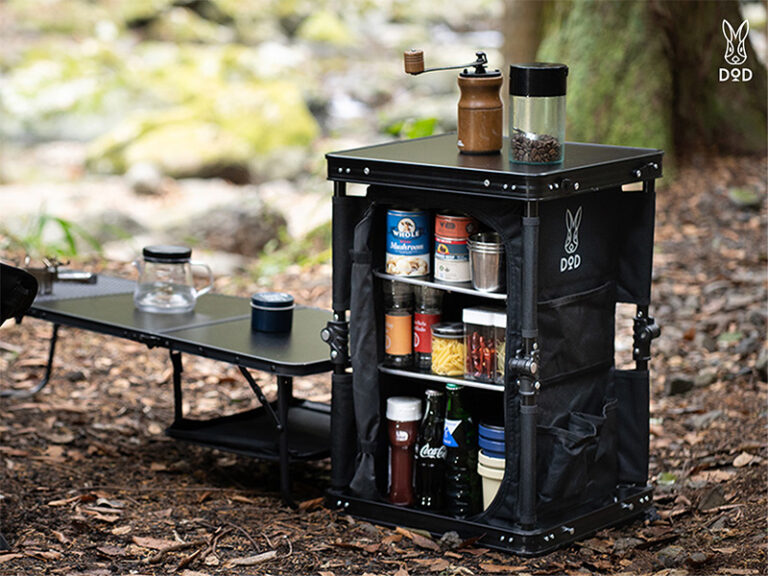 アウトドアブランド「DOD」からコンパクトに折りたためる3段収納棚「ココニモラック」の新色ブラック登場