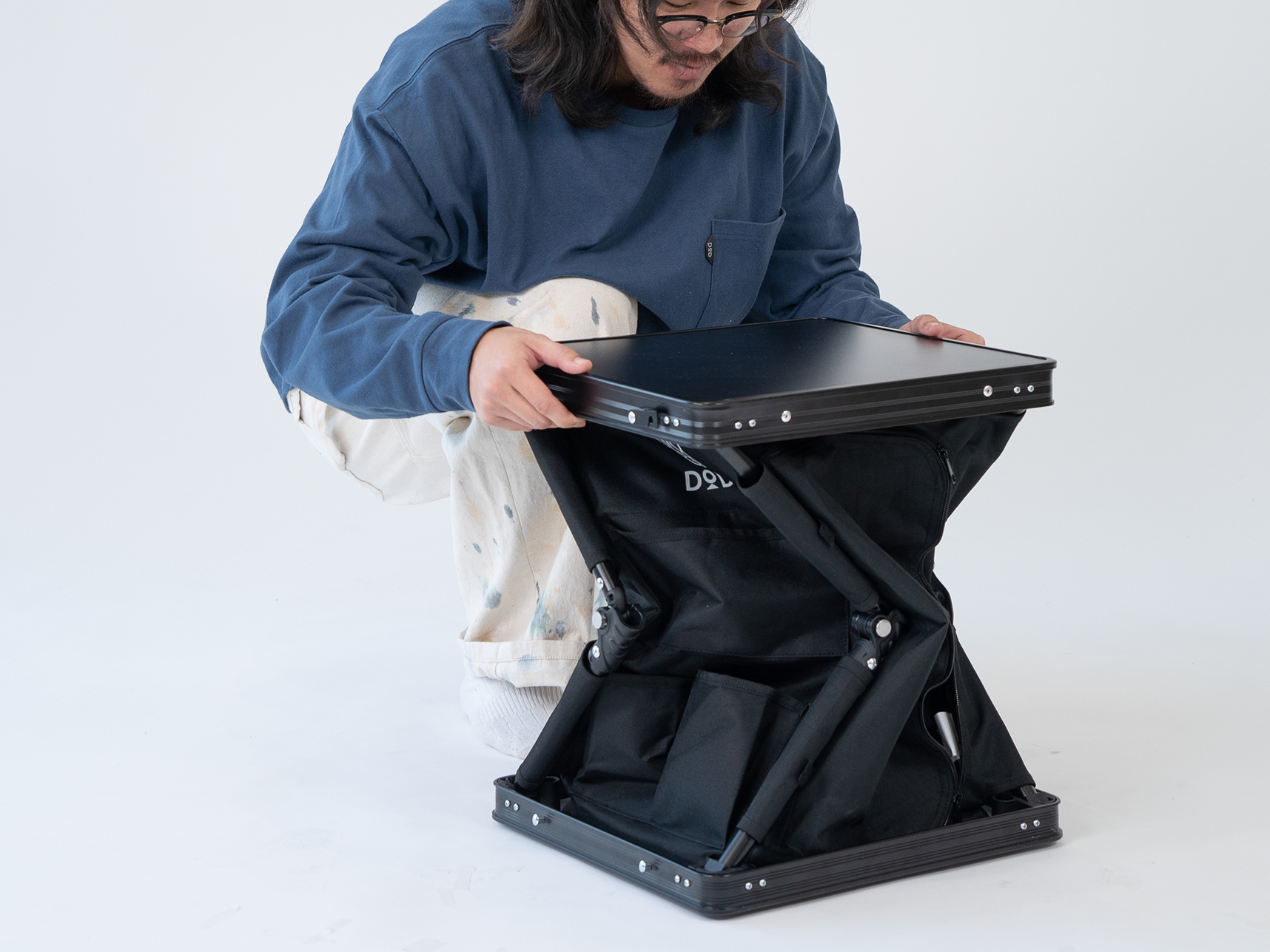 組み立ては、ロックを外して天板を持ち上げるだけ