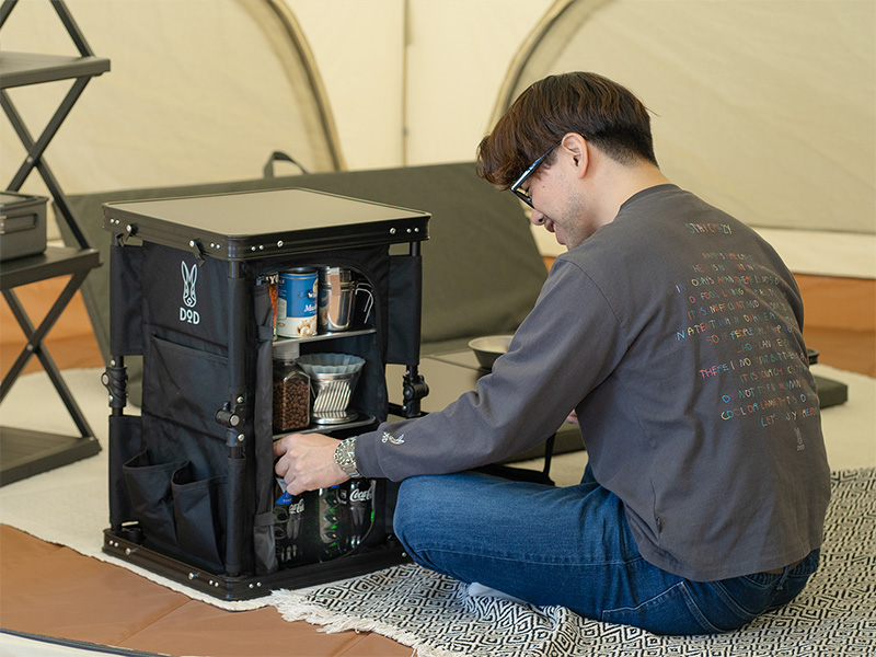 3段の棚とサイドポケットに小物を収納できる